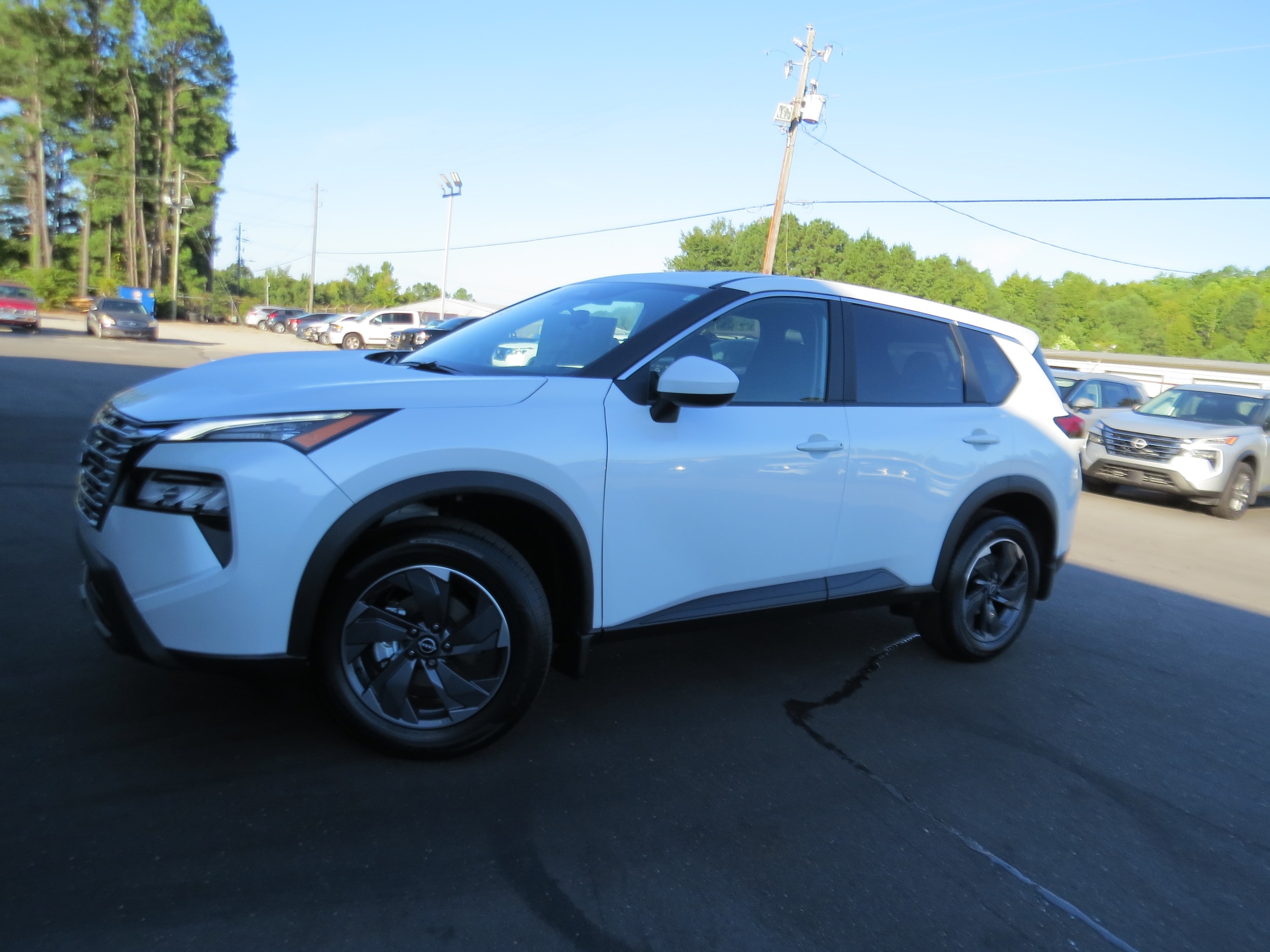 2026 Nissan Rogue SV Everest White Pearl Tricoat at Griffin Nissan
