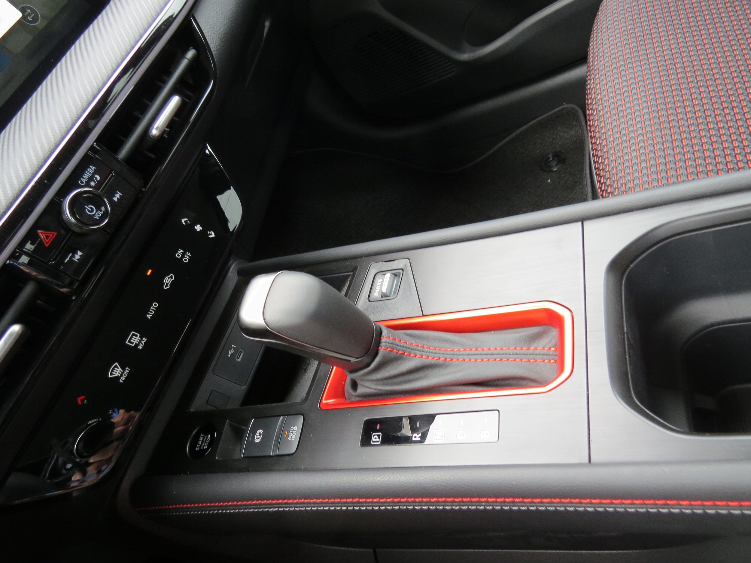 2025 Nissan Kicks SR Aspen White Tricoat/Super Black at Griffin Nissan