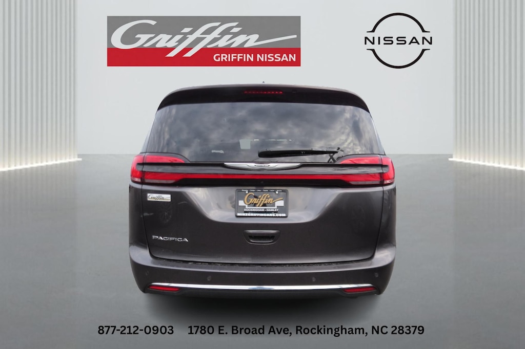 Used 2023 Chrysler Pacifica Touring L Mini-van Passenger