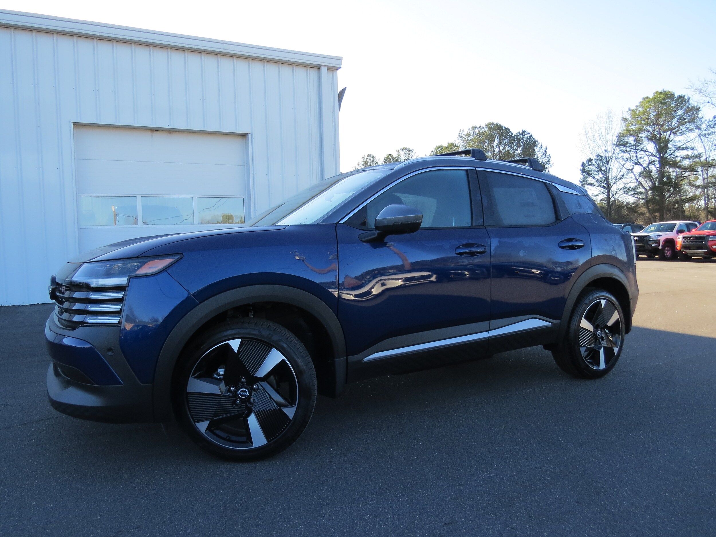 2025 Nissan Kicks SR photo 2
