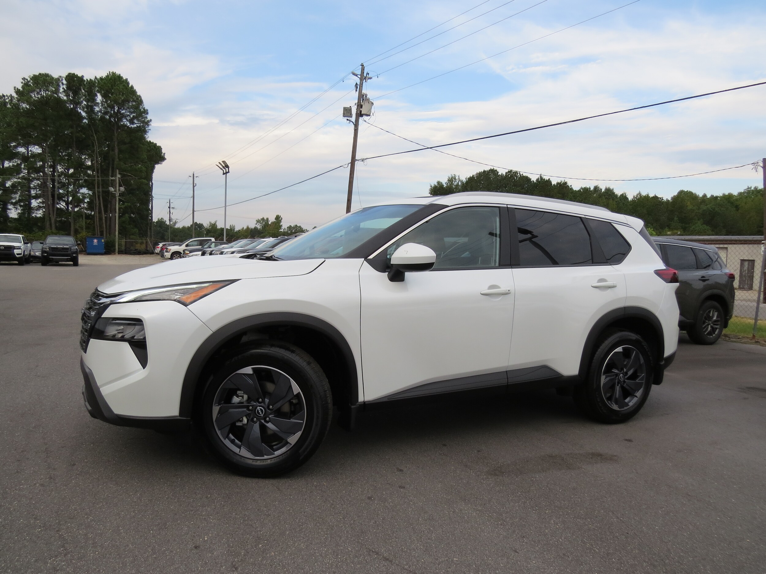 2026 Nissan Rogue SV Everest White Pearl Tricoat at Griffin Nissan