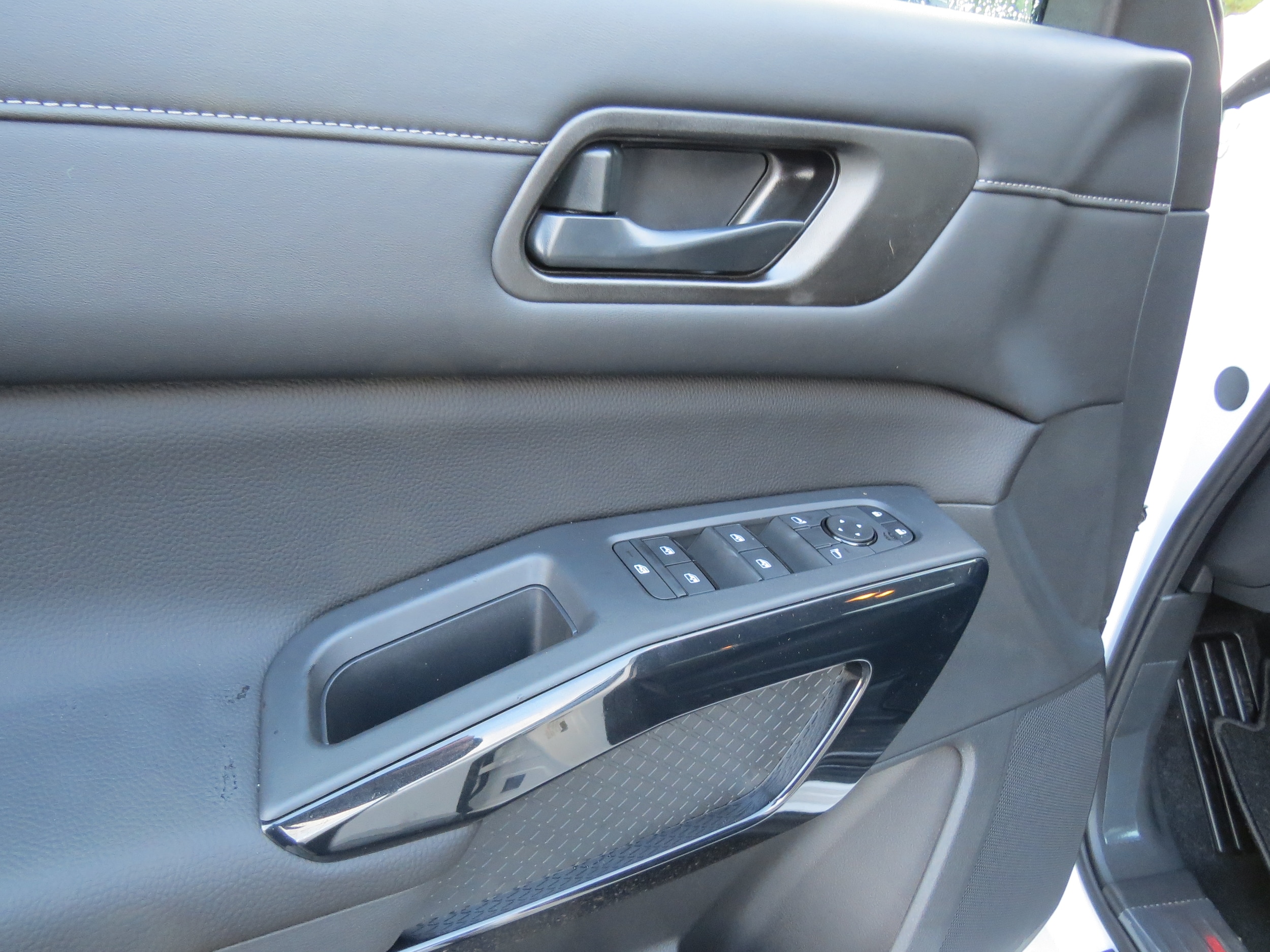 2025 Nissan Pathfinder SV Everest White Pearl Tricoat at Griffin Nissan