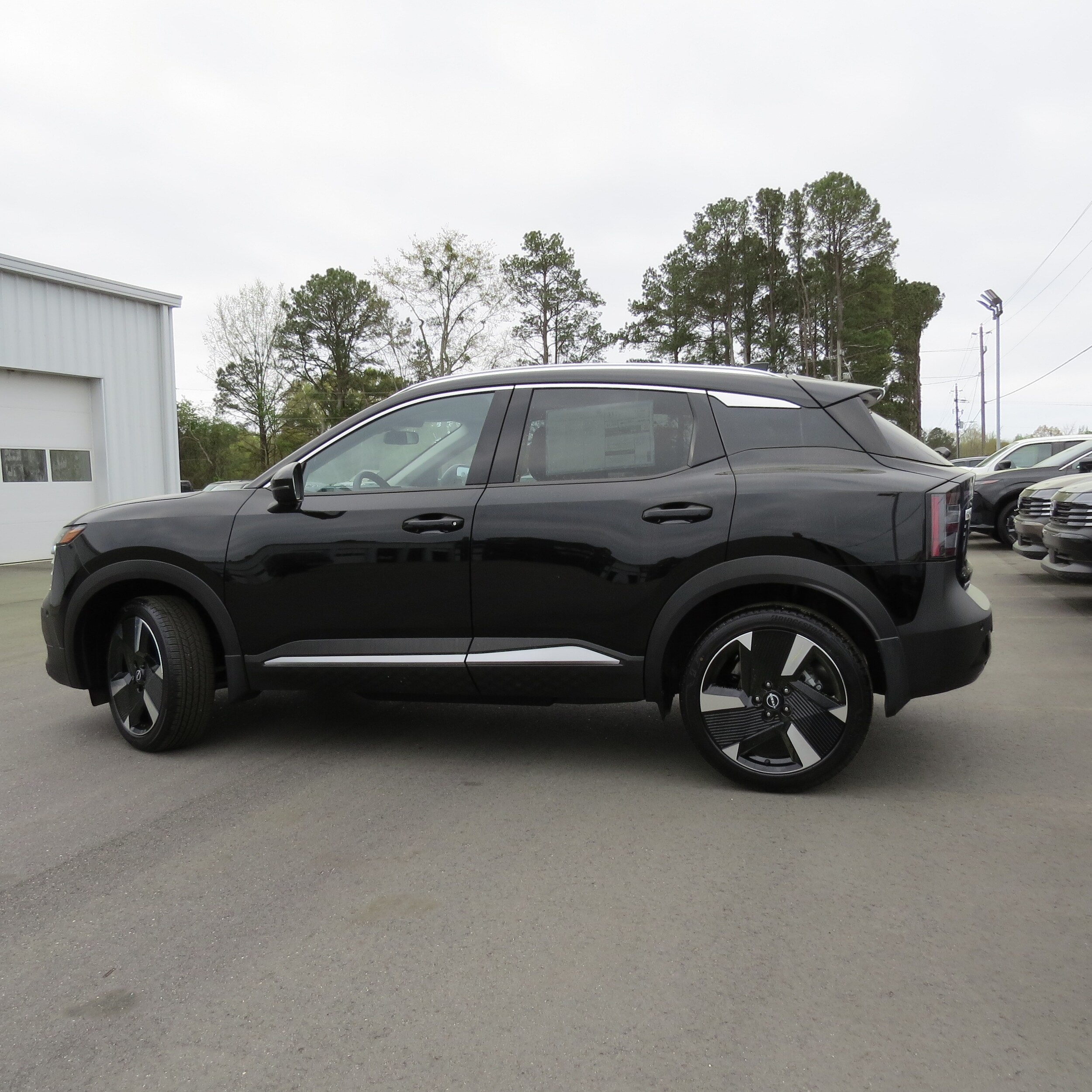 2025 Nissan Kicks SR photo 4