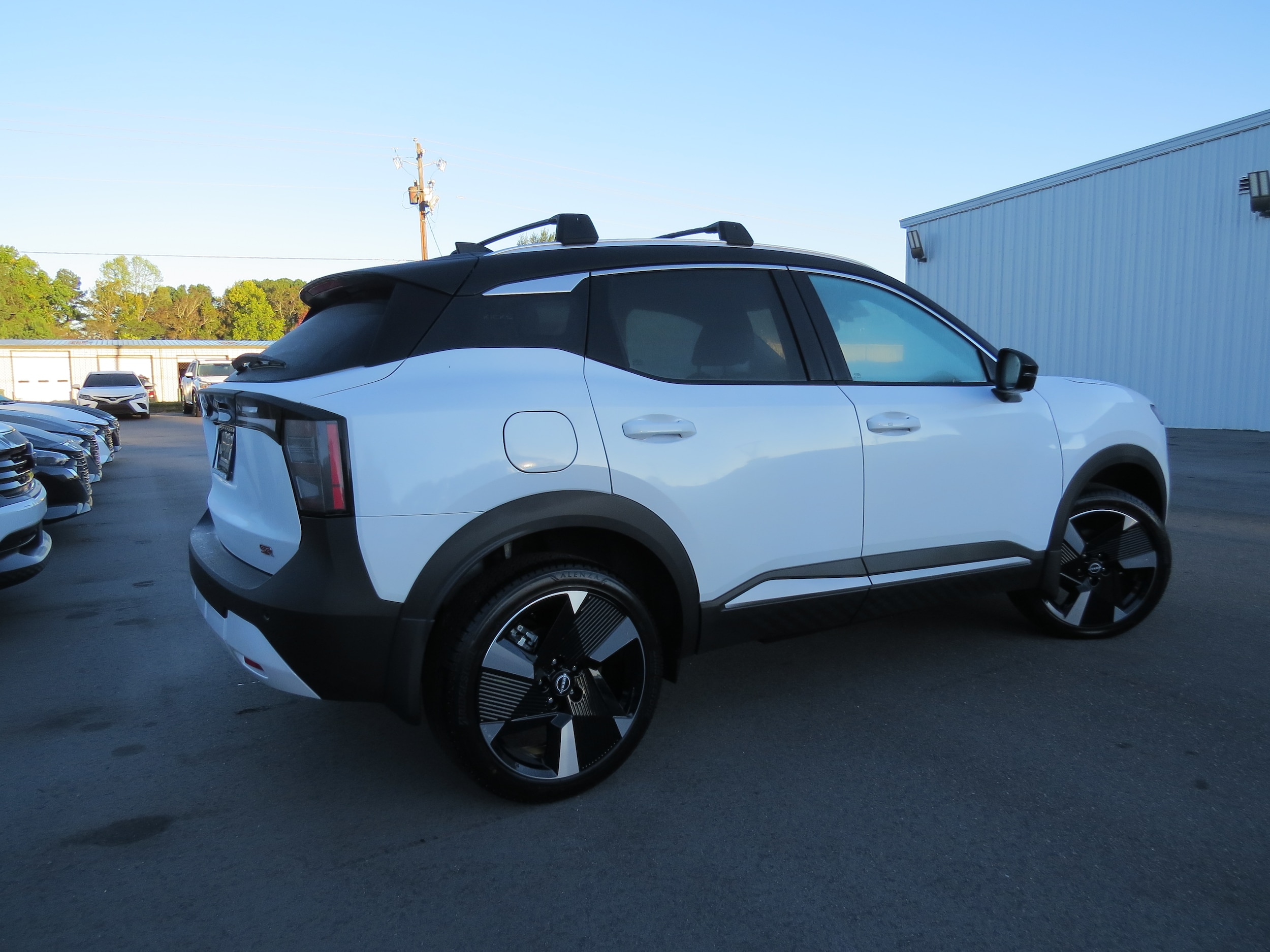 2026 Nissan Kicks SR Aspen White Tricoat/Super Black at Griffin Nissan