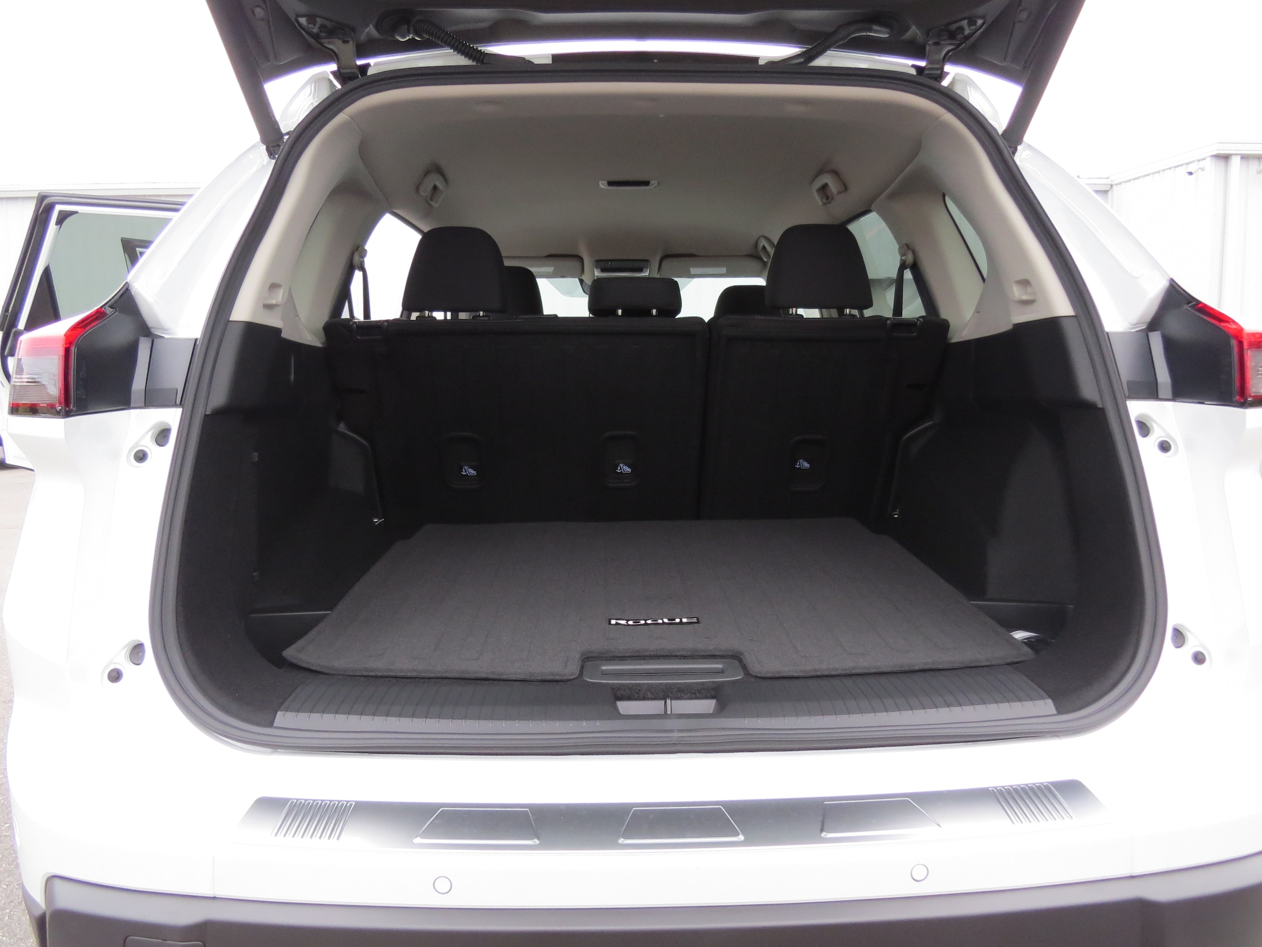 2026 Nissan Rogue SV Everest White Pearl Tricoat at Griffin Nissan