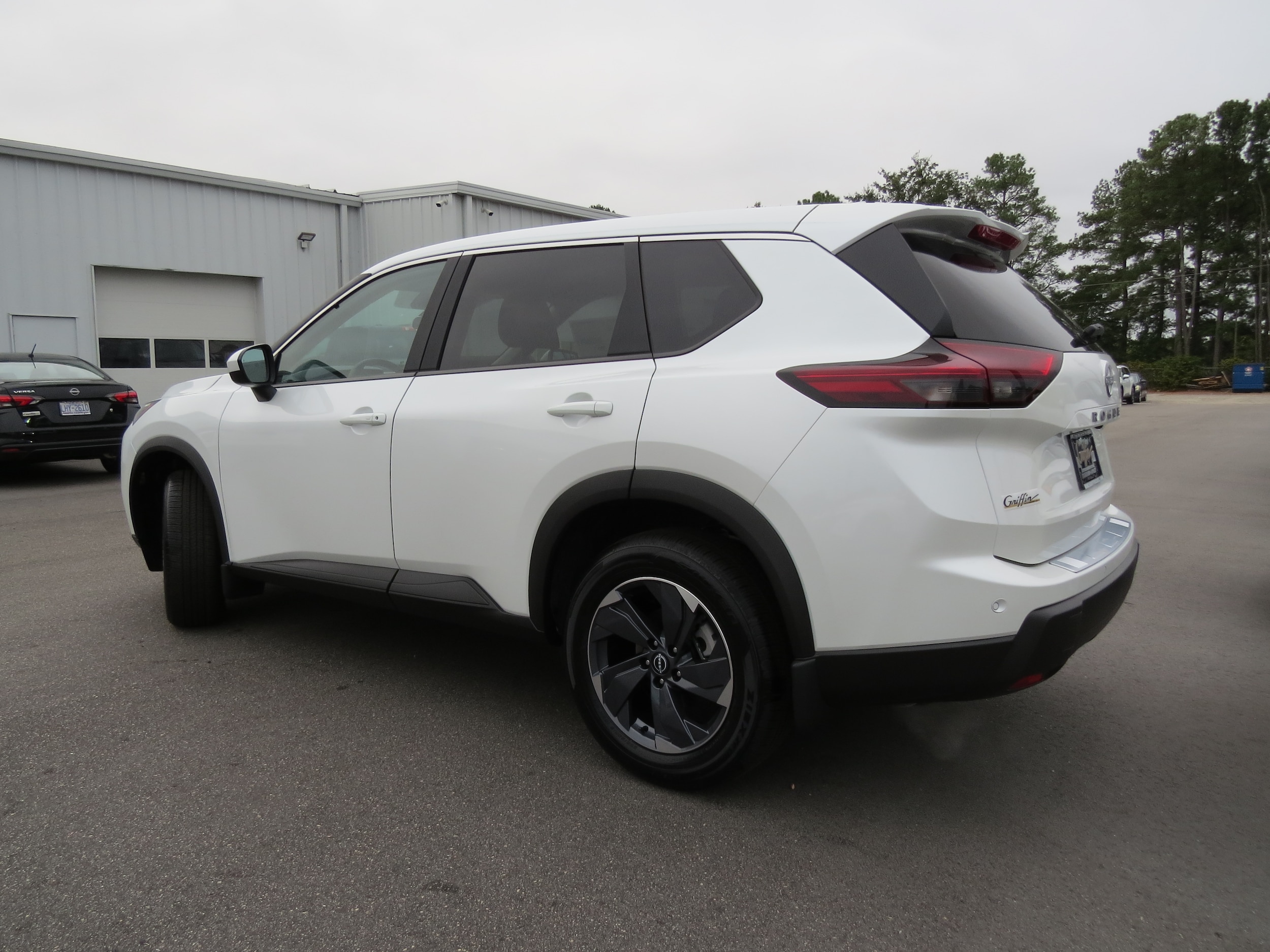 2026 Nissan Rogue SV Everest White Pearl Tricoat at Griffin Nissan