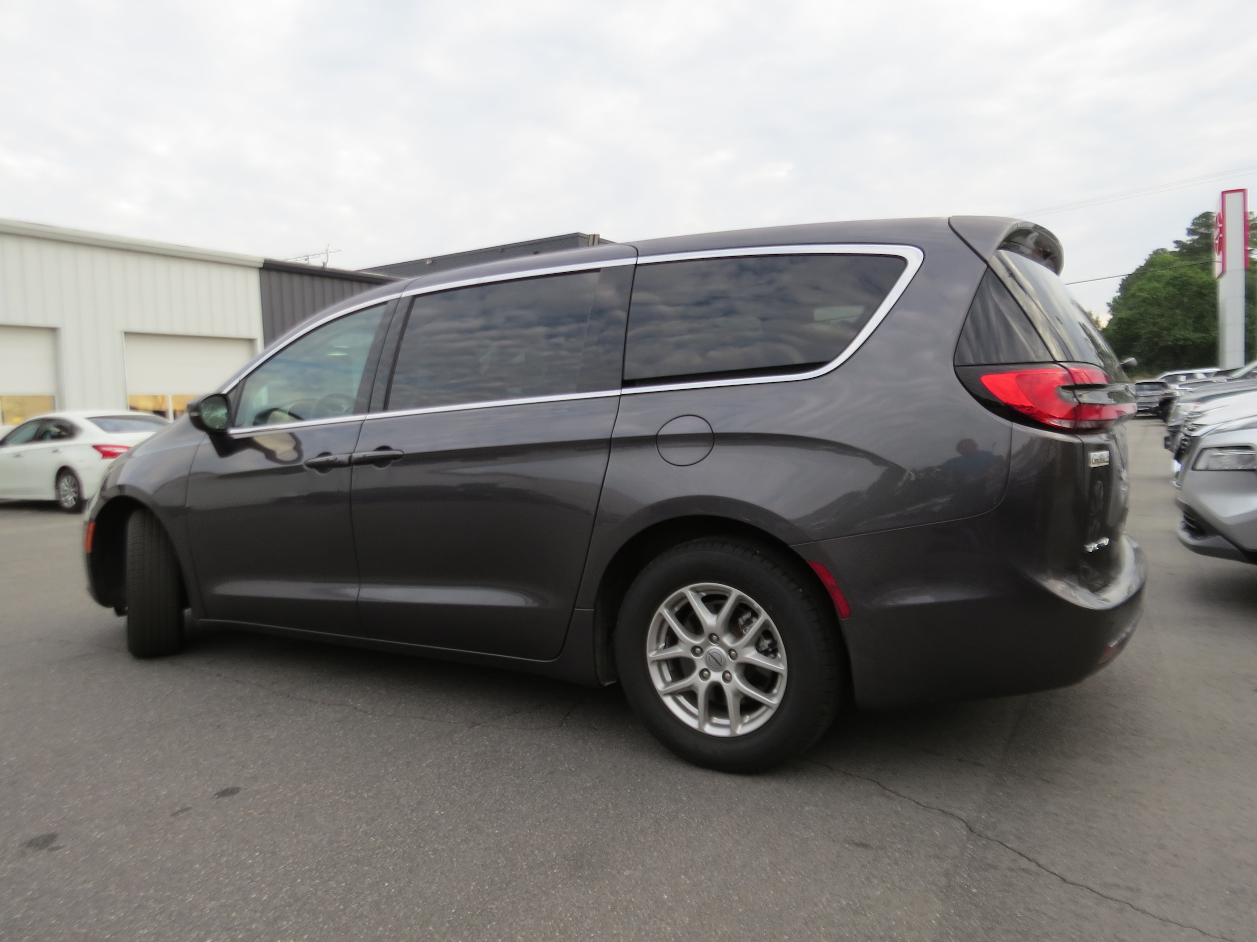 2023 Chrysler Pacifica Touring L Granite Crystal Metallic Clearcoat at Griffin CDJR