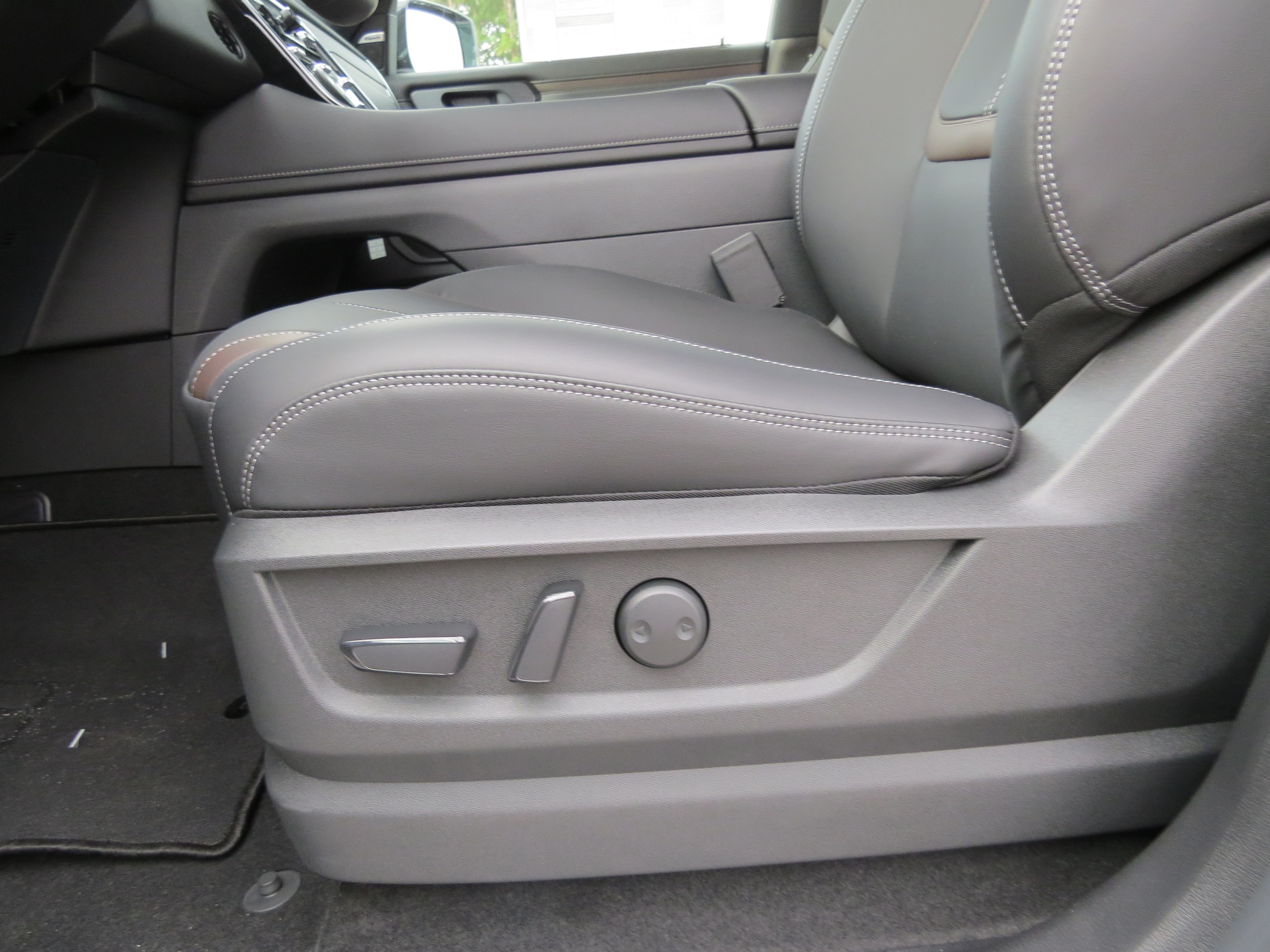 2025 Nissan Armada SL Aspen White Tricoat at Griffin Nissan