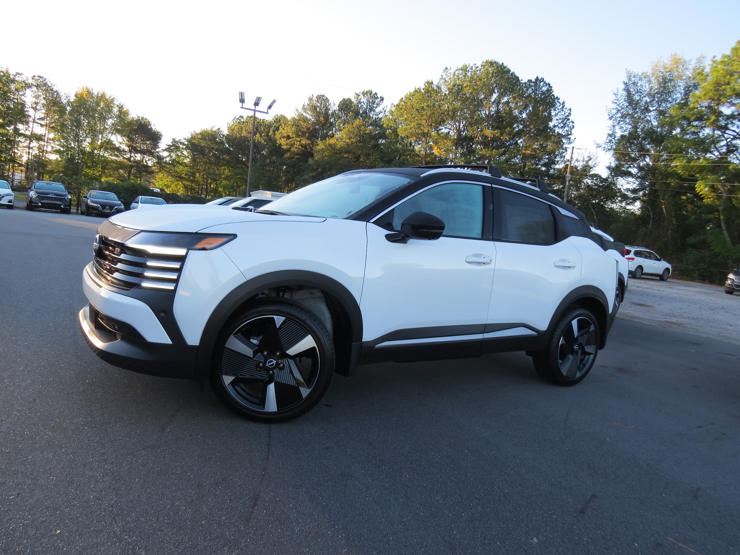 2026 Nissan Kicks SR Aspen White Tricoat/Super Black at Griffin Nissan