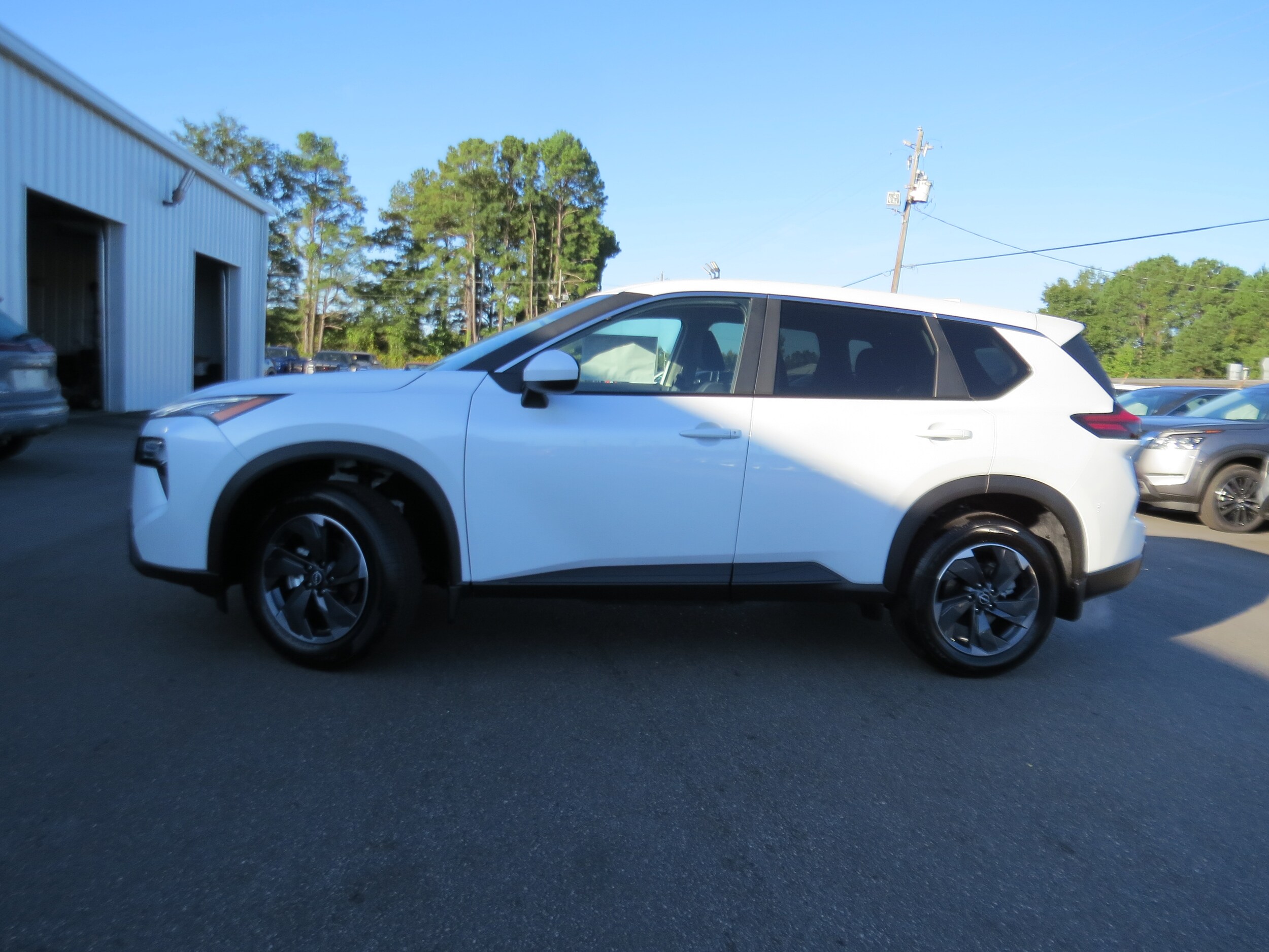 2026 Nissan Rogue SV Everest White Pearl Tricoat at Griffin Nissan