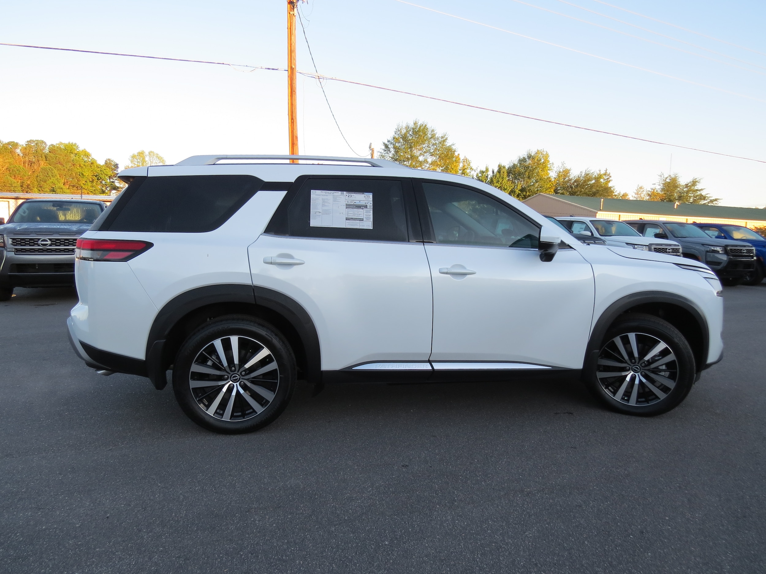 2025 Nissan Pathfinder Platinum Everest White Pearl Tricoat at Griffin Nissan