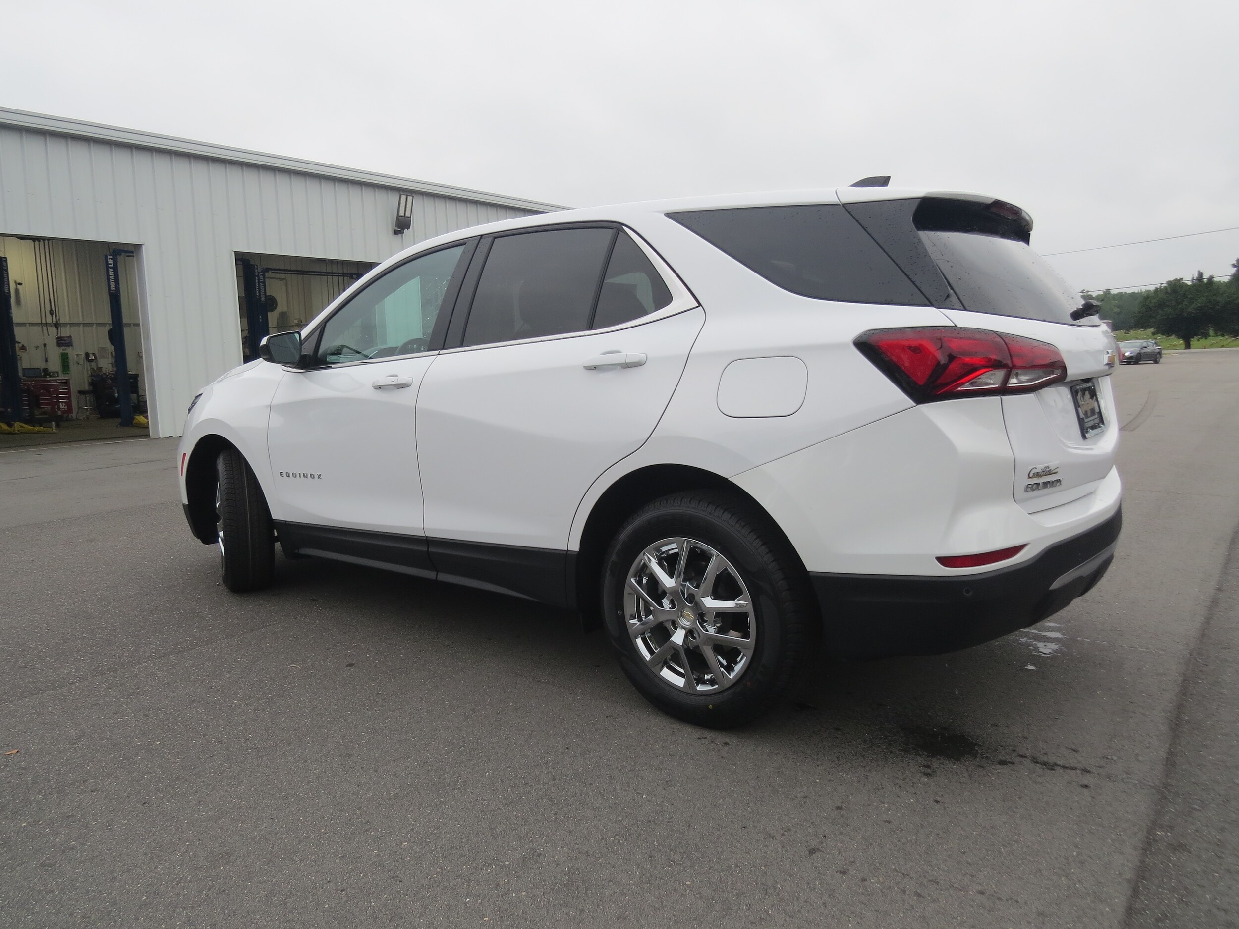 2024 Chevrolet Equinox LT photo 3