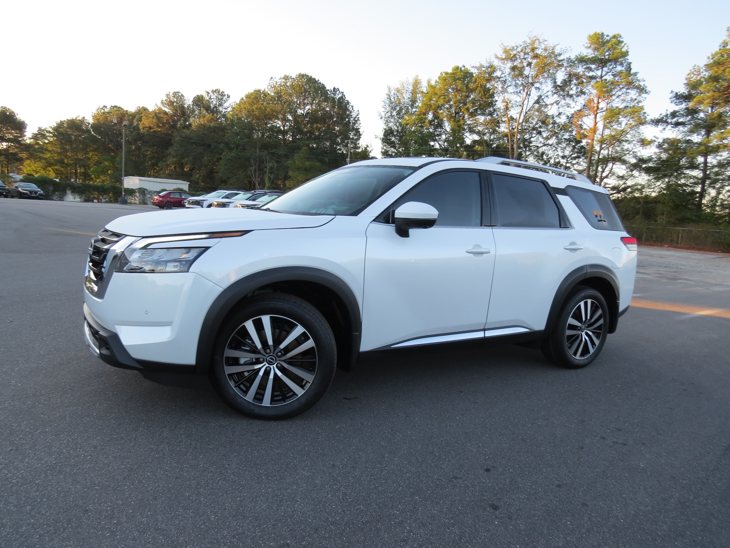 2025 Nissan Pathfinder Platinum Everest White Pearl Tricoat at Griffin Nissan