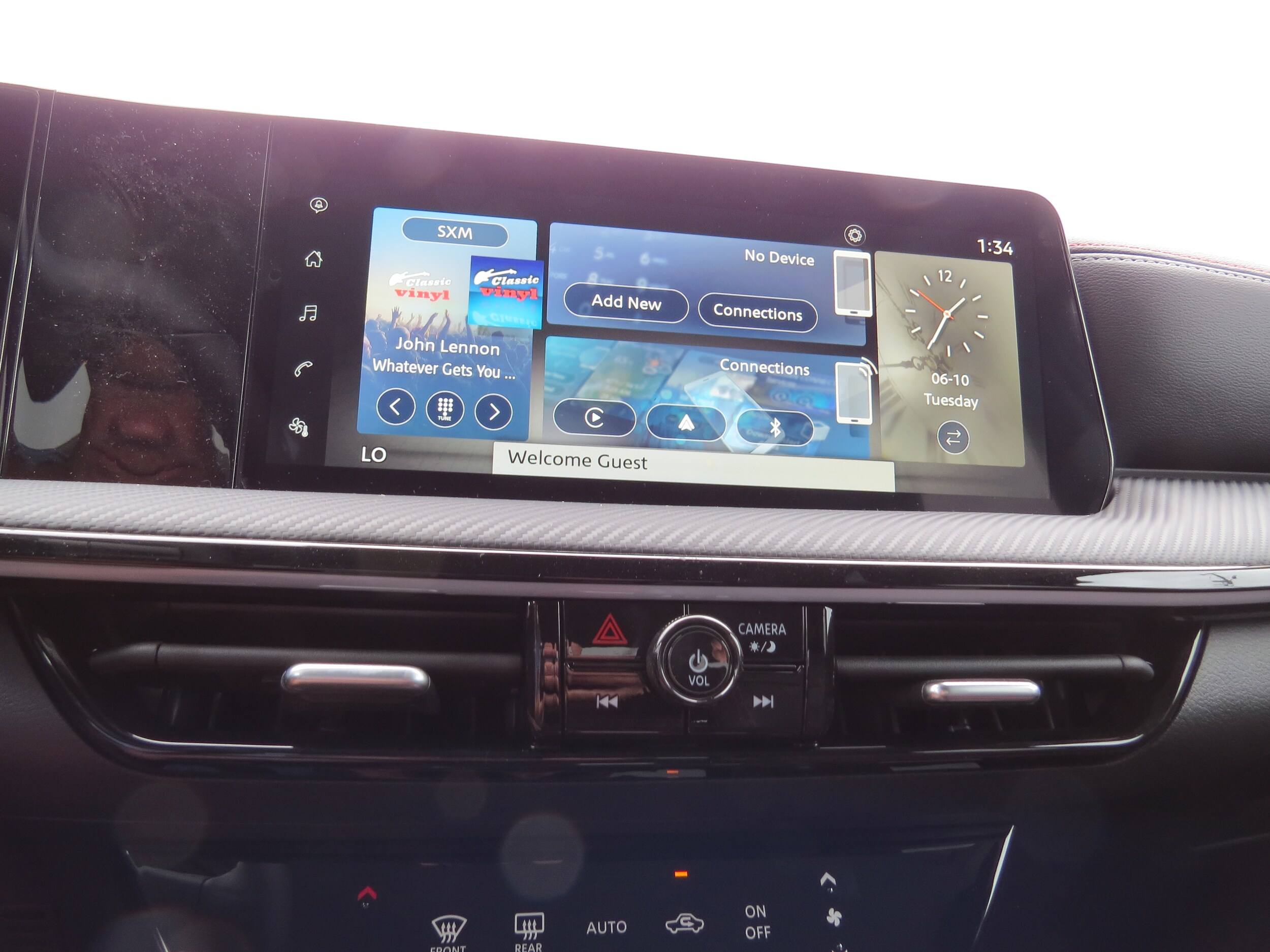 2025 Nissan Kicks SR Aspen White Tricoat/Super Black at Griffin Nissan