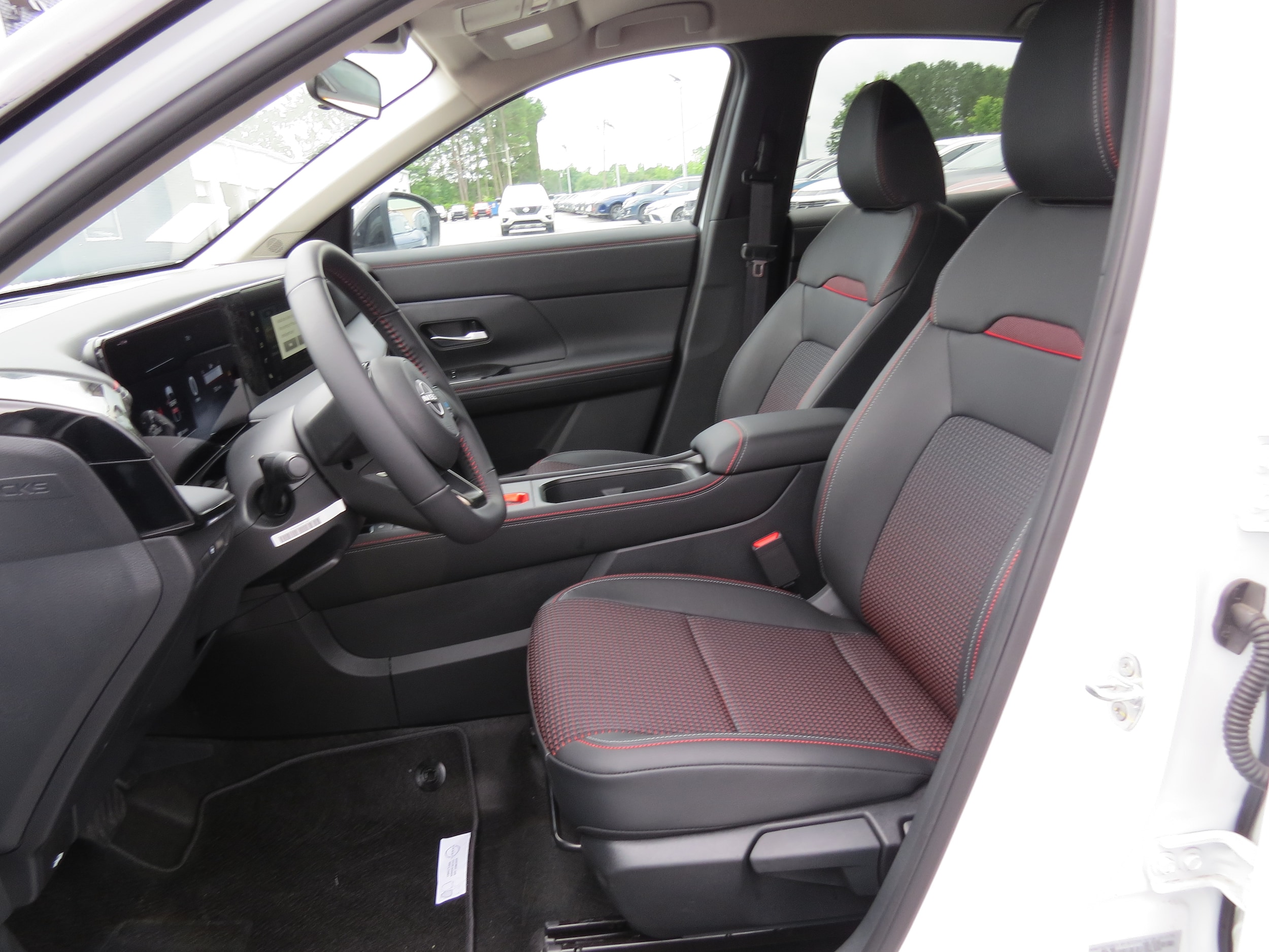 2025 Nissan Kicks SR Aspen White Tricoat/Super Black at Griffin Nissan