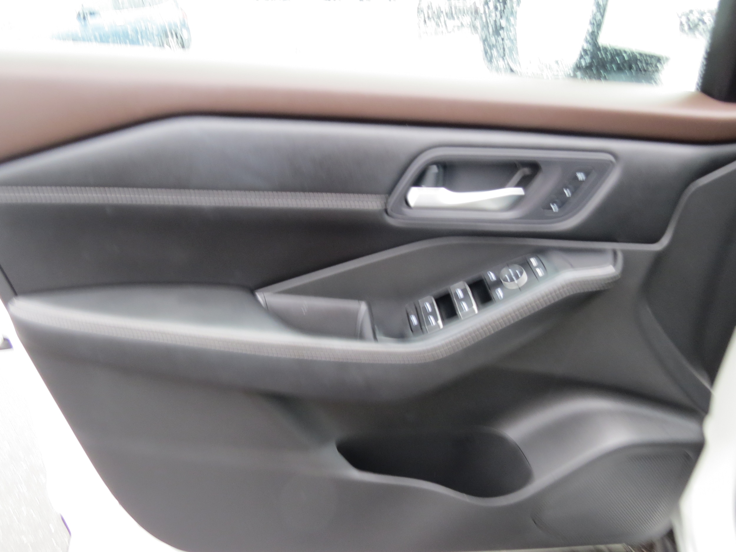 2023 Nissan Rogue SL Pearl White Tricoat at Griffin Nissan