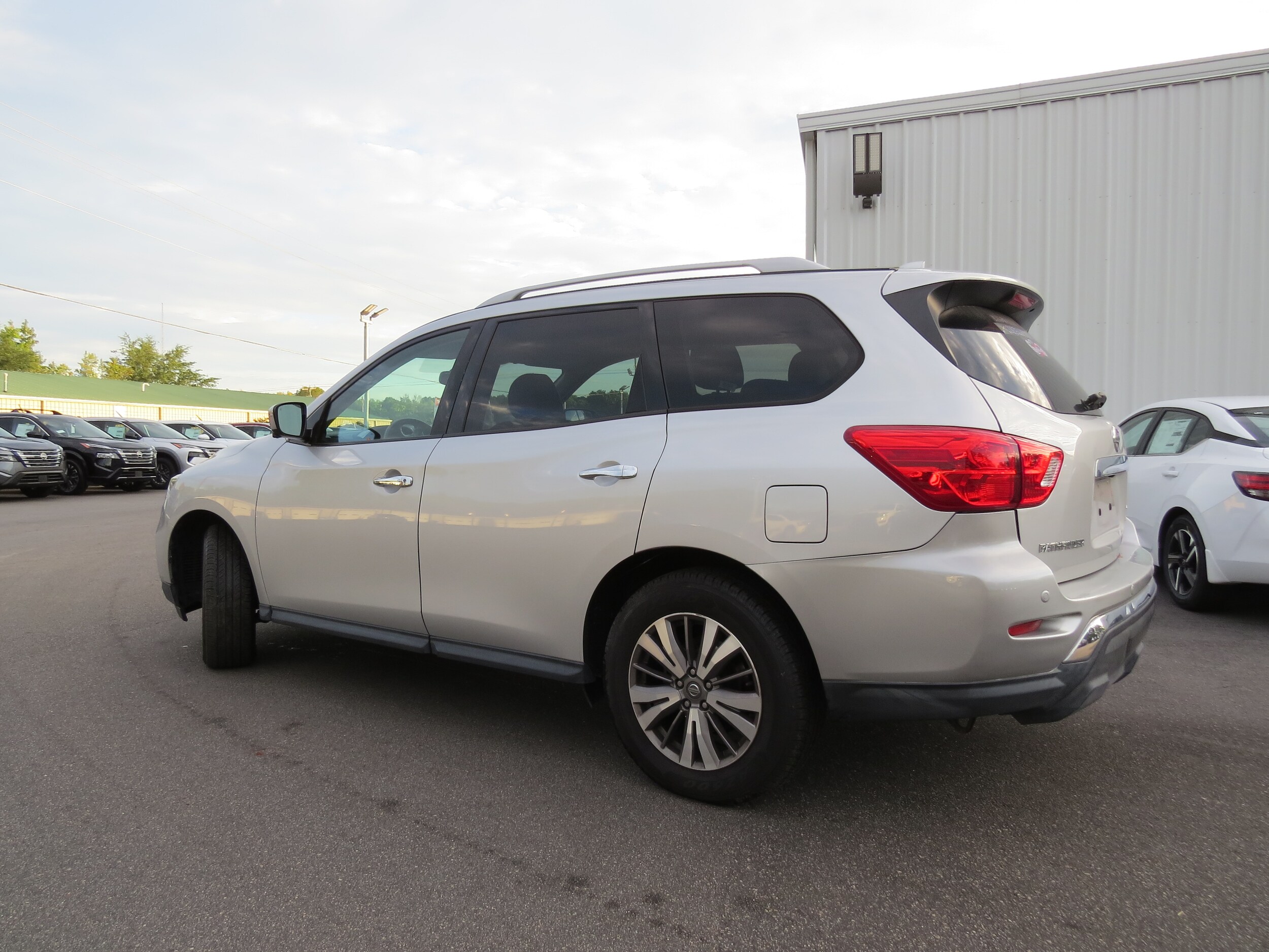2020 Nissan Pathfinder SL photo 3