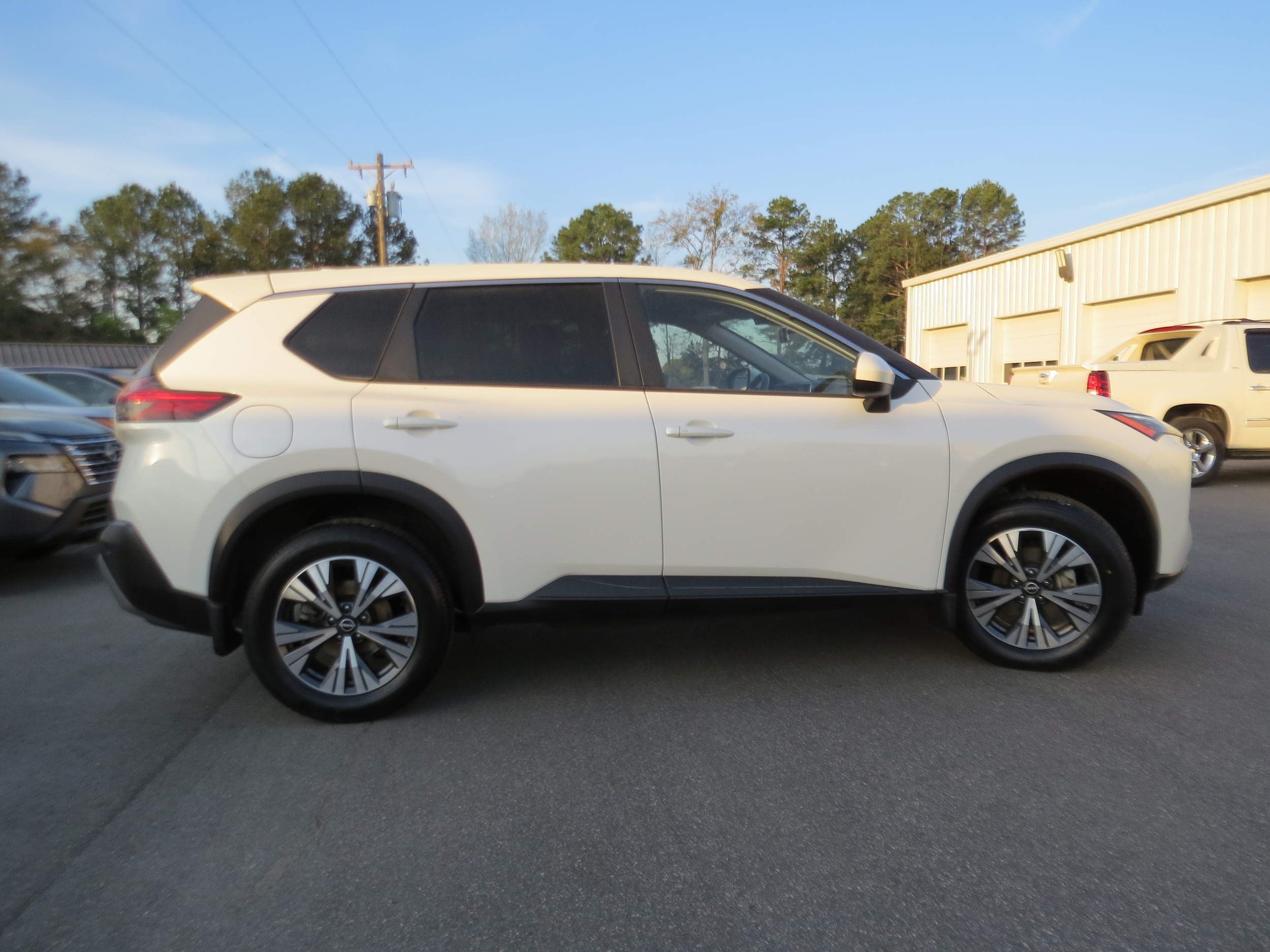 2023 Nissan Rogue SV Pearl White Tricoat at Griffin Nissan