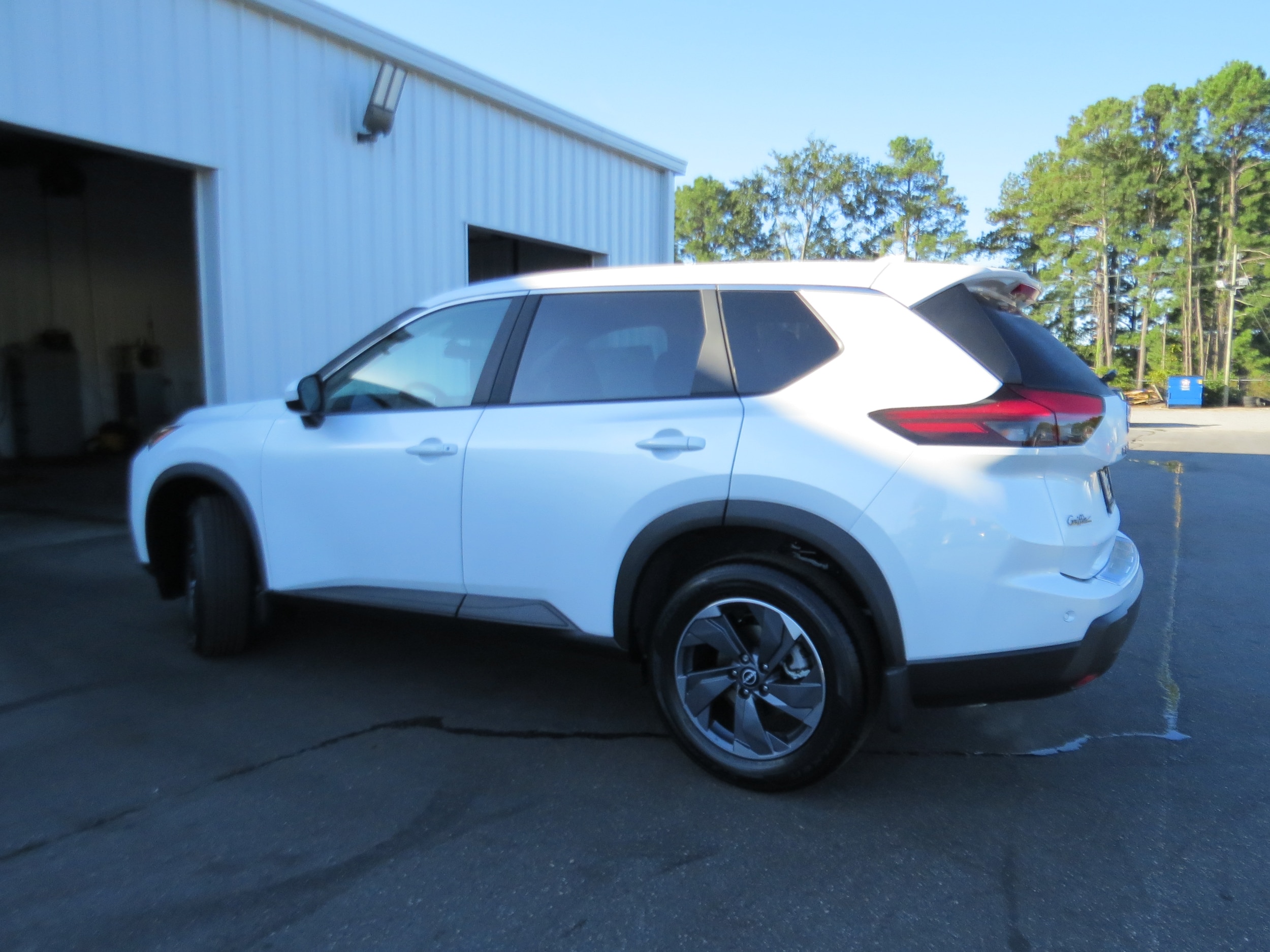 2026 Nissan Rogue SV Everest White Pearl Tricoat at Griffin Nissan