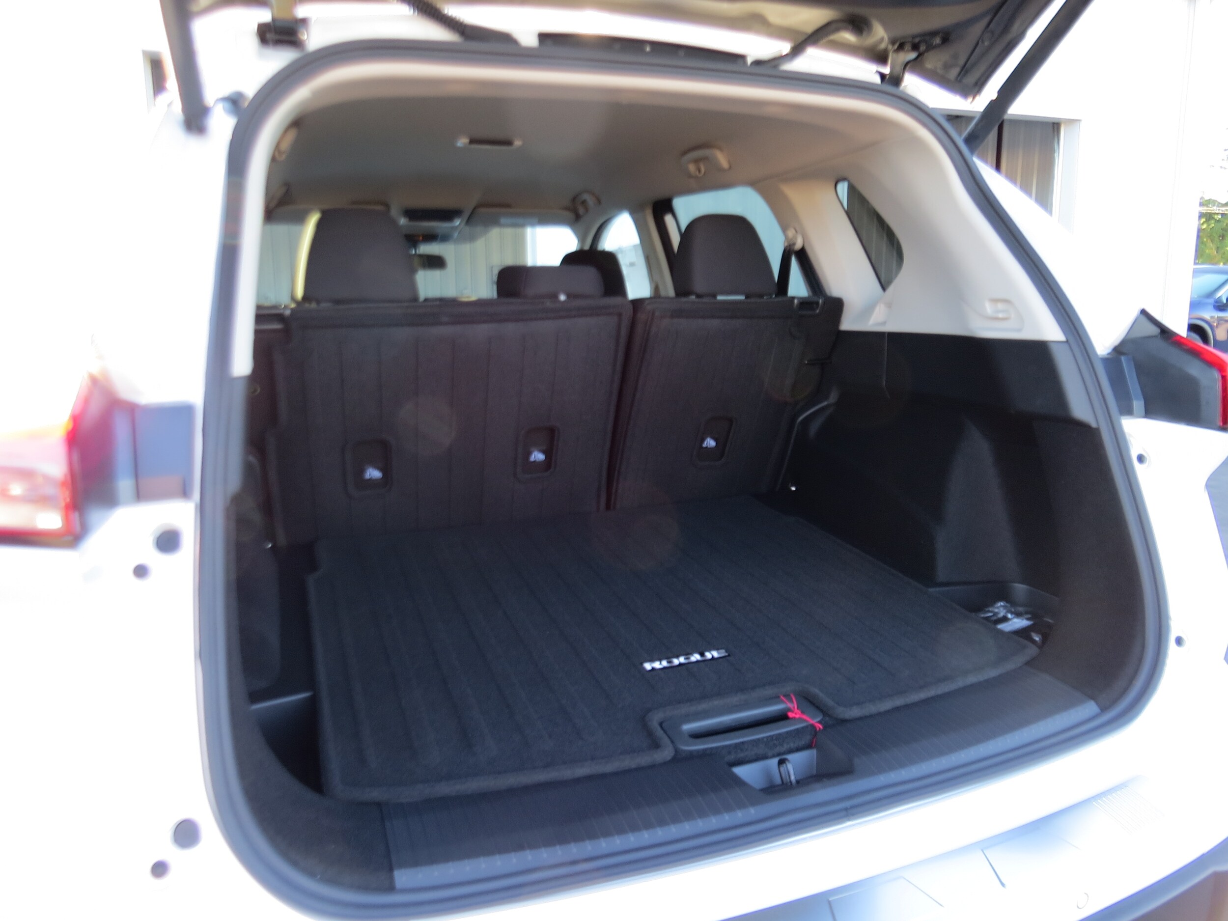 2026 Nissan Rogue SV Everest White Pearl Tricoat at Griffin Nissan