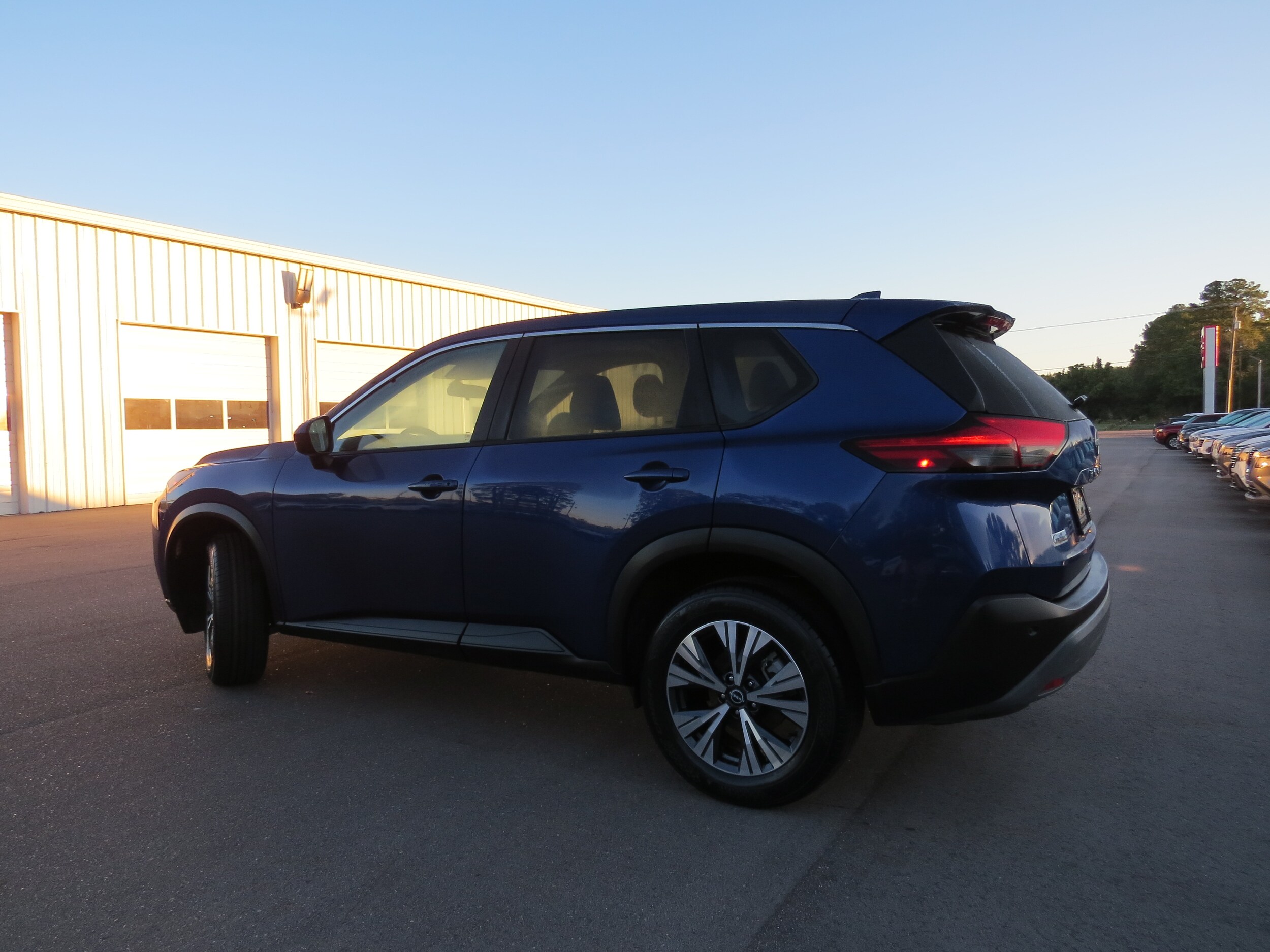 2023 Nissan Rogue SV photo 3