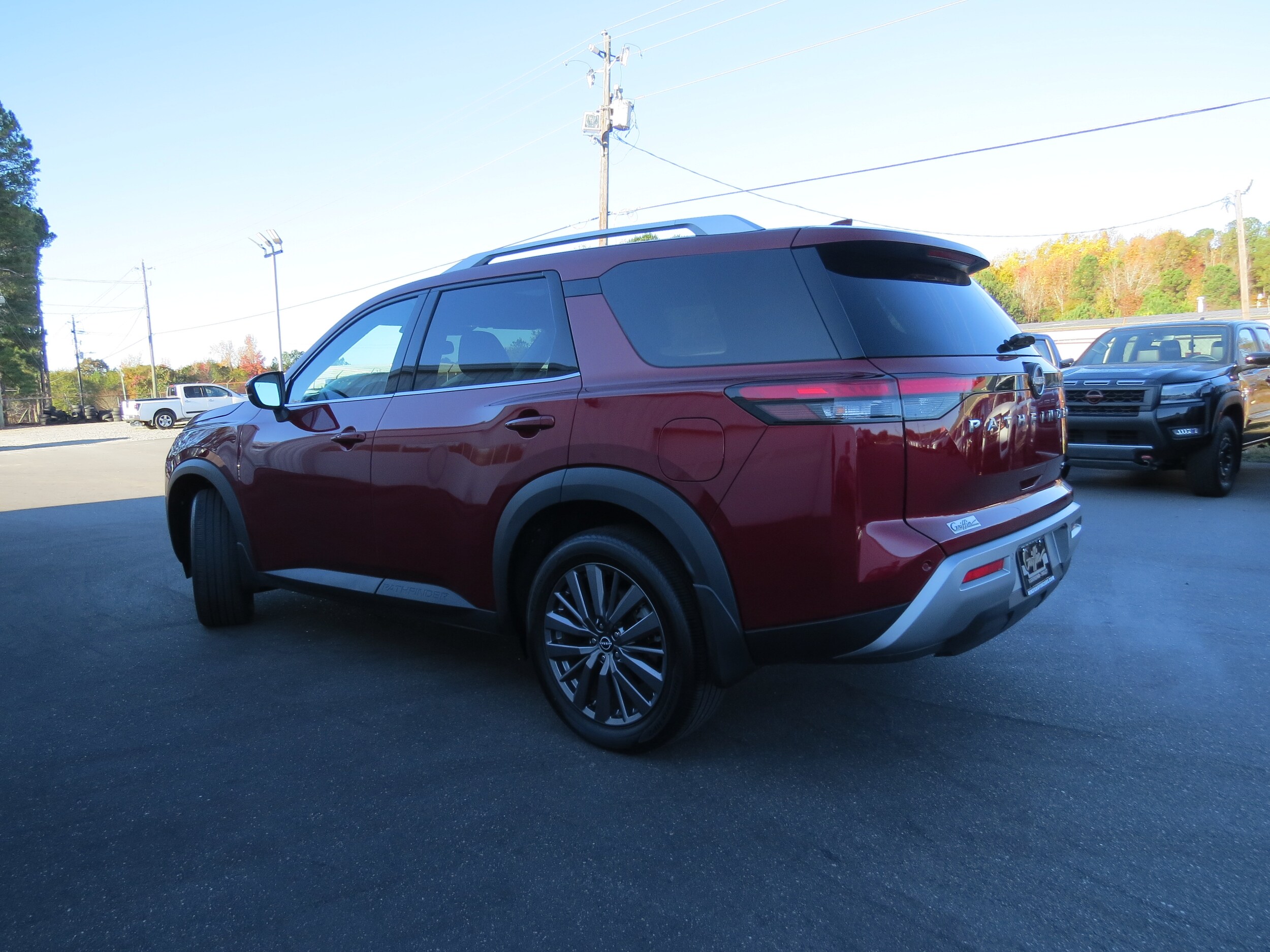 2022 Nissan Pathfinder SL photo 3