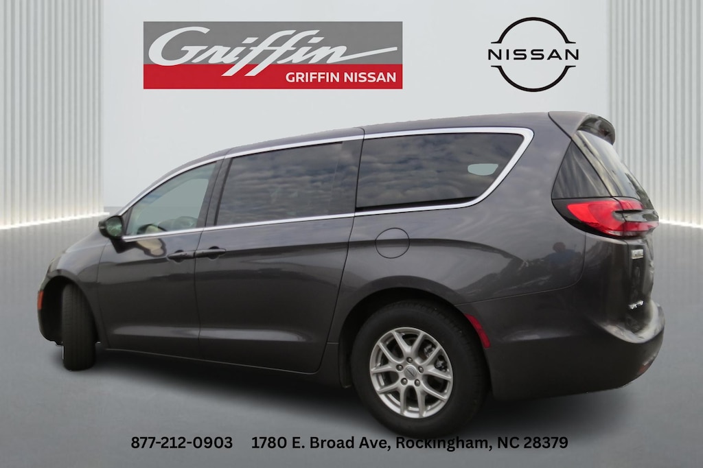 Used 2023 Chrysler Pacifica Touring L Mini-van Passenger
