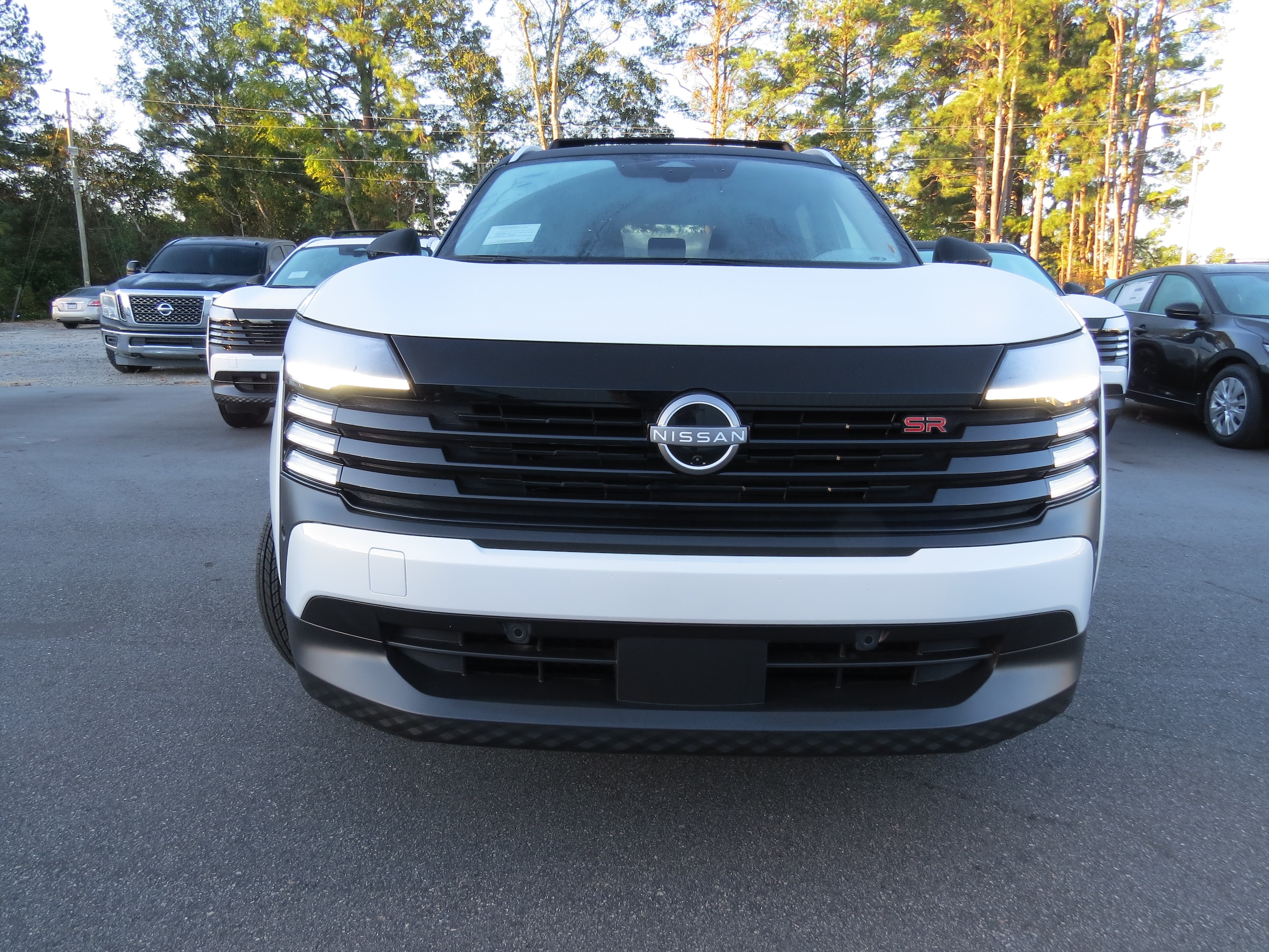 2026 Nissan Kicks SR Aspen White Tricoat/Super Black at Griffin Nissan