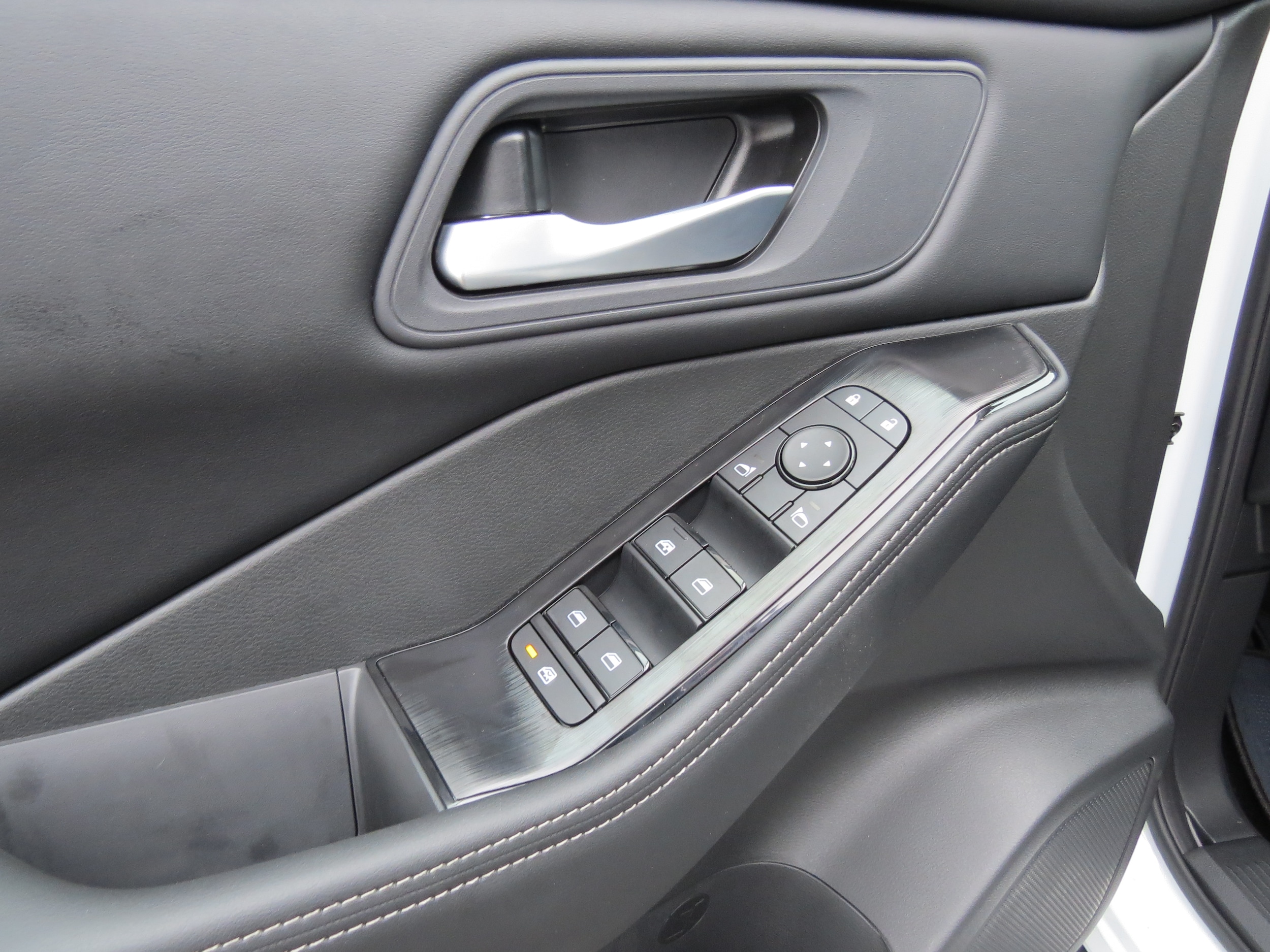 2026 Nissan Rogue SV Everest White Pearl Tricoat at Griffin Nissan