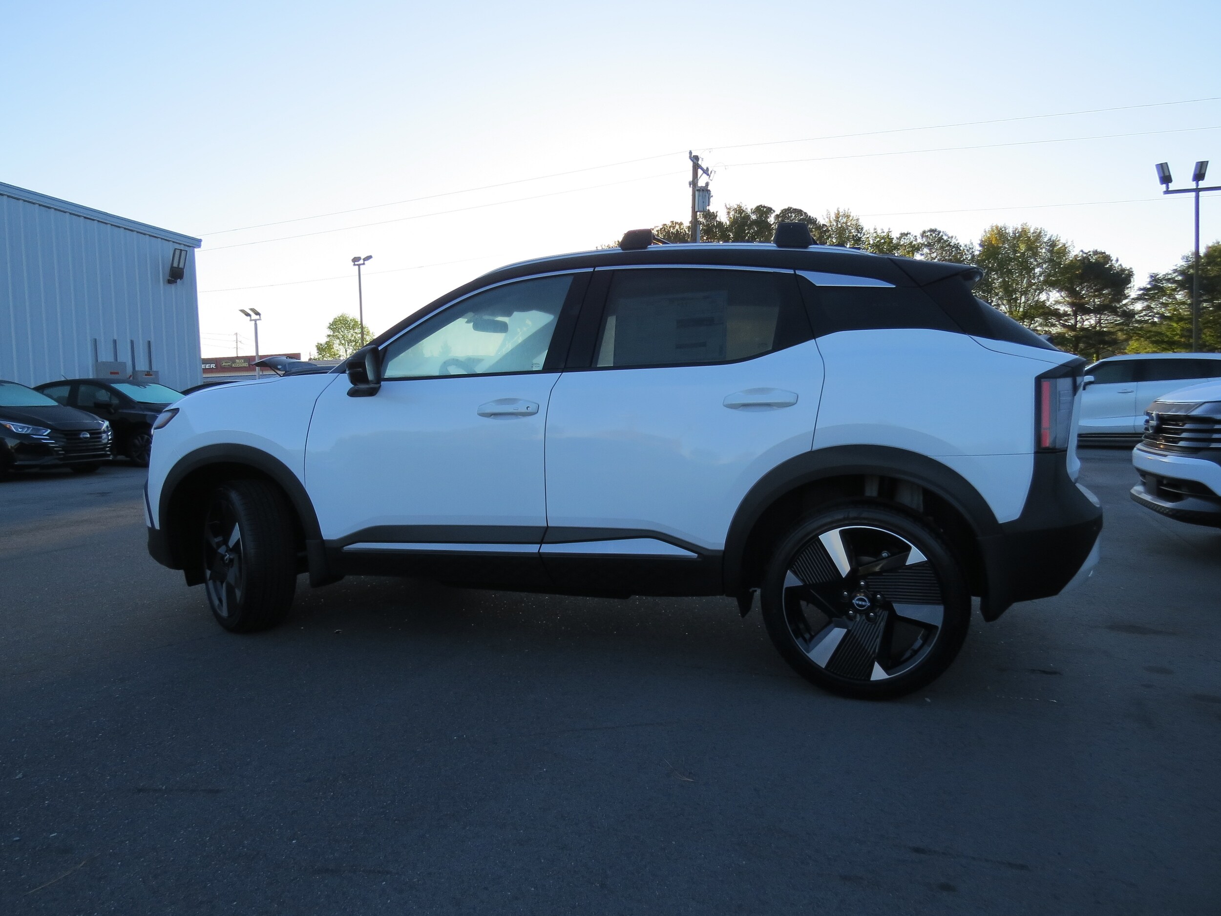 2026 Nissan Kicks SR Aspen White Tricoat/Super Black at Griffin Nissan