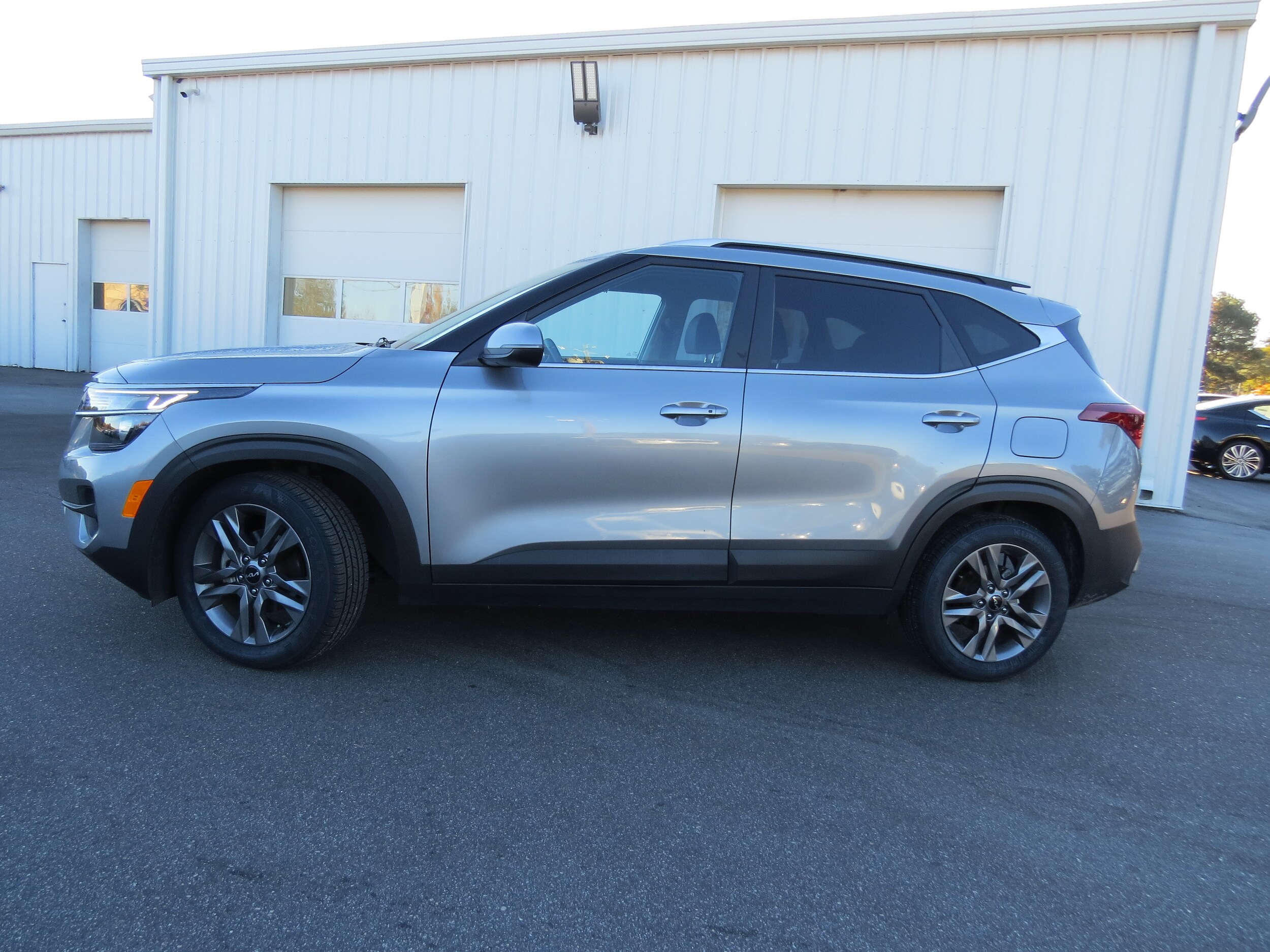 2023 Kia Seltos S Nightfall Edition photo 3