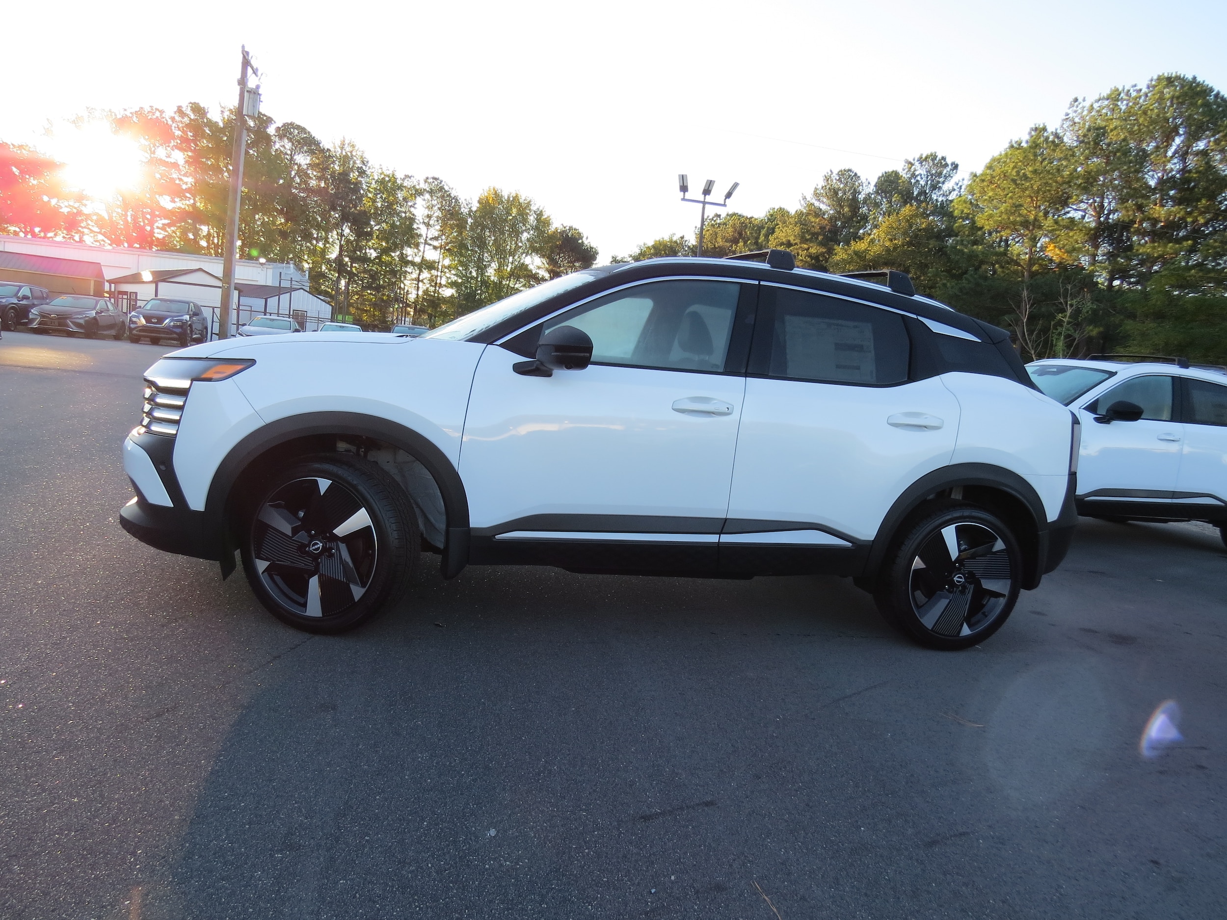 2026 Nissan Kicks SR Aspen White Tricoat/Super Black at Griffin Nissan