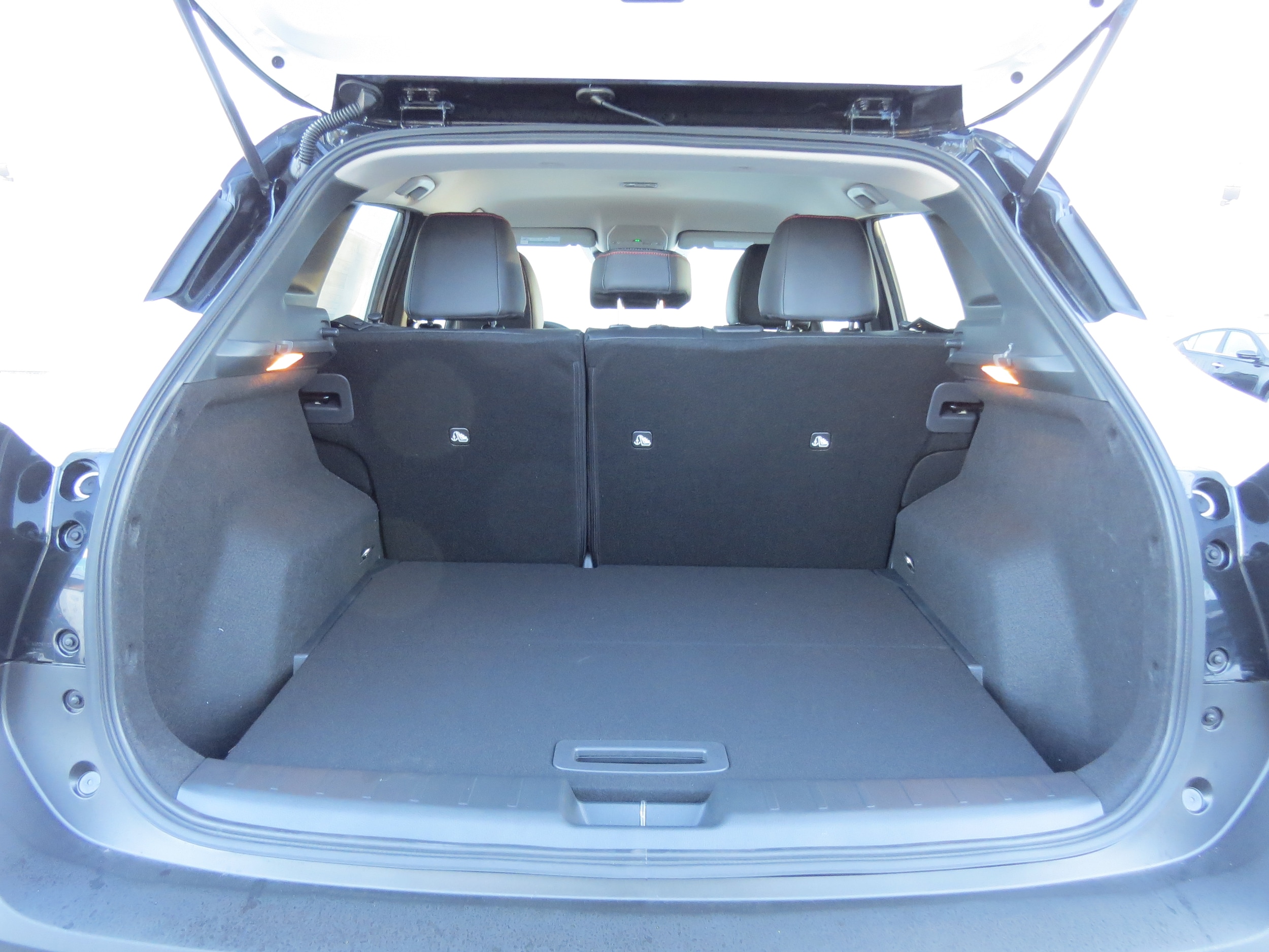 2026 Nissan Kicks SR Aspen White Tricoat/Super Black at Griffin Nissan