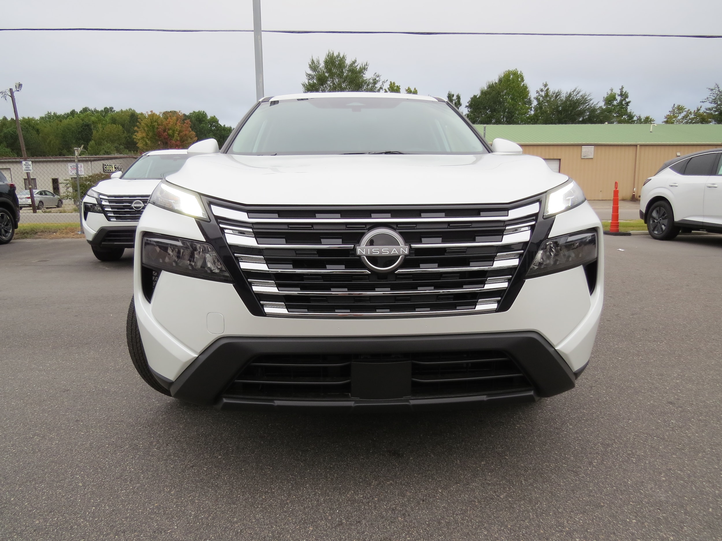 2026 Nissan Rogue SV Everest White Pearl Tricoat at Griffin Nissan