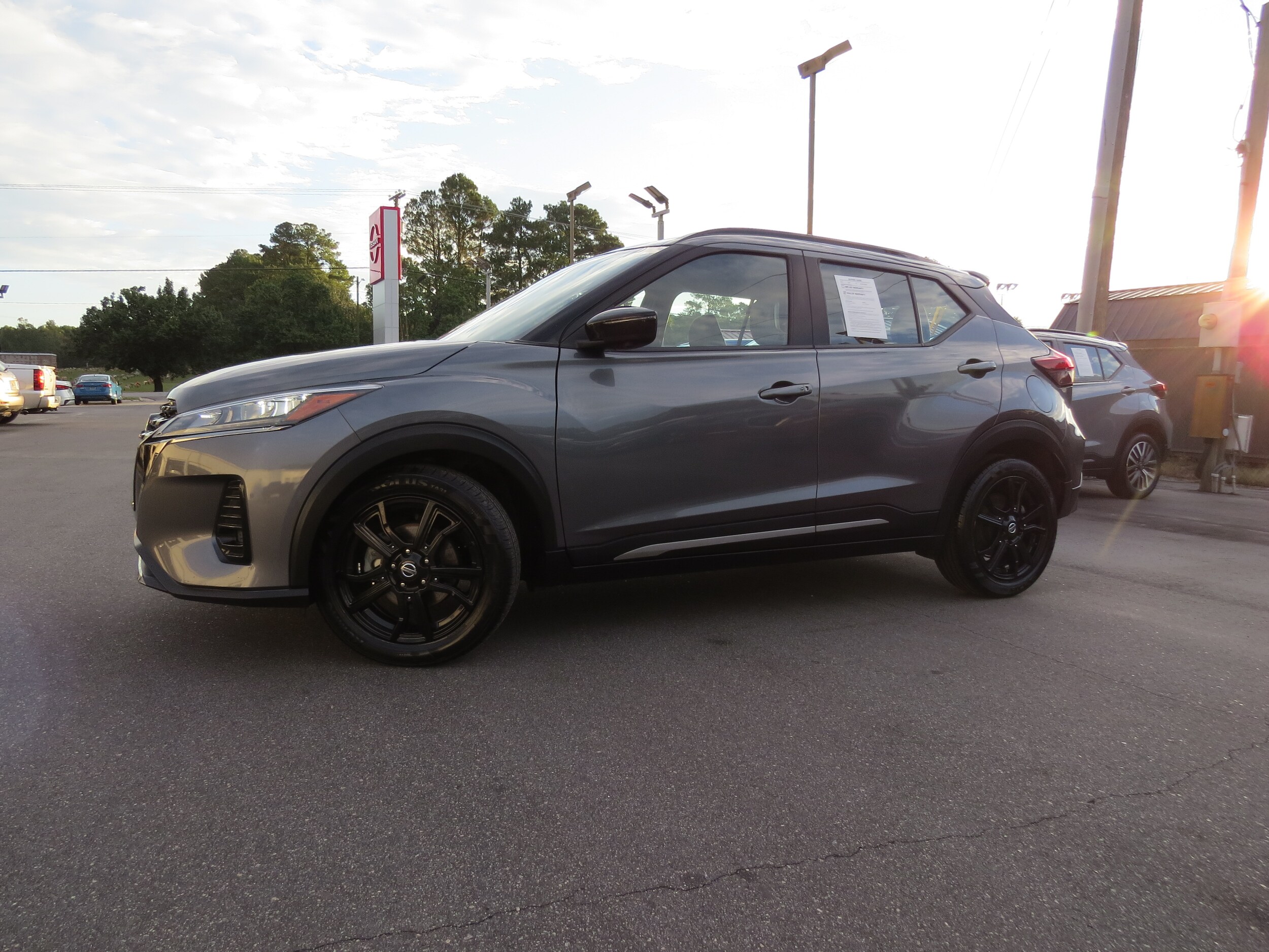 2021 Nissan Kicks SR photo 2