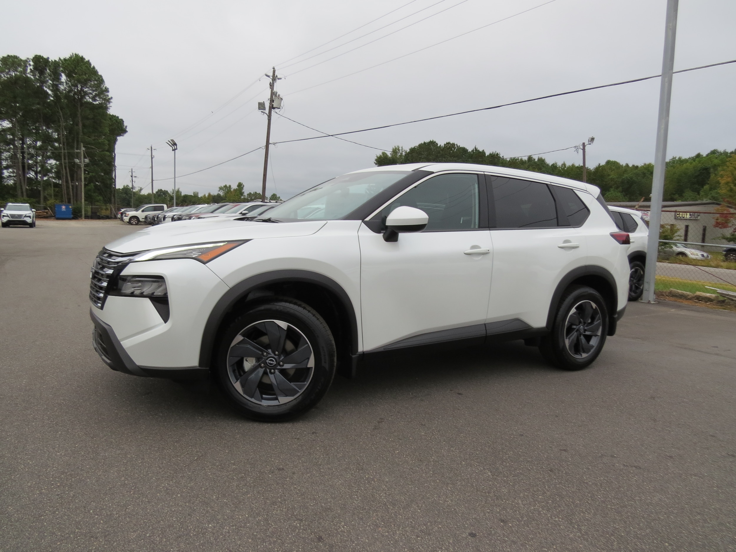 2026 Nissan Rogue SV Everest White Pearl Tricoat at Griffin Nissan