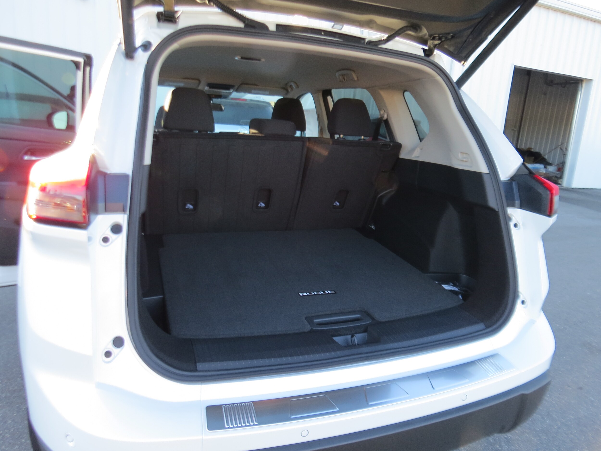 2026 Nissan Rogue SV Everest White Pearl Tricoat at Griffin Nissan