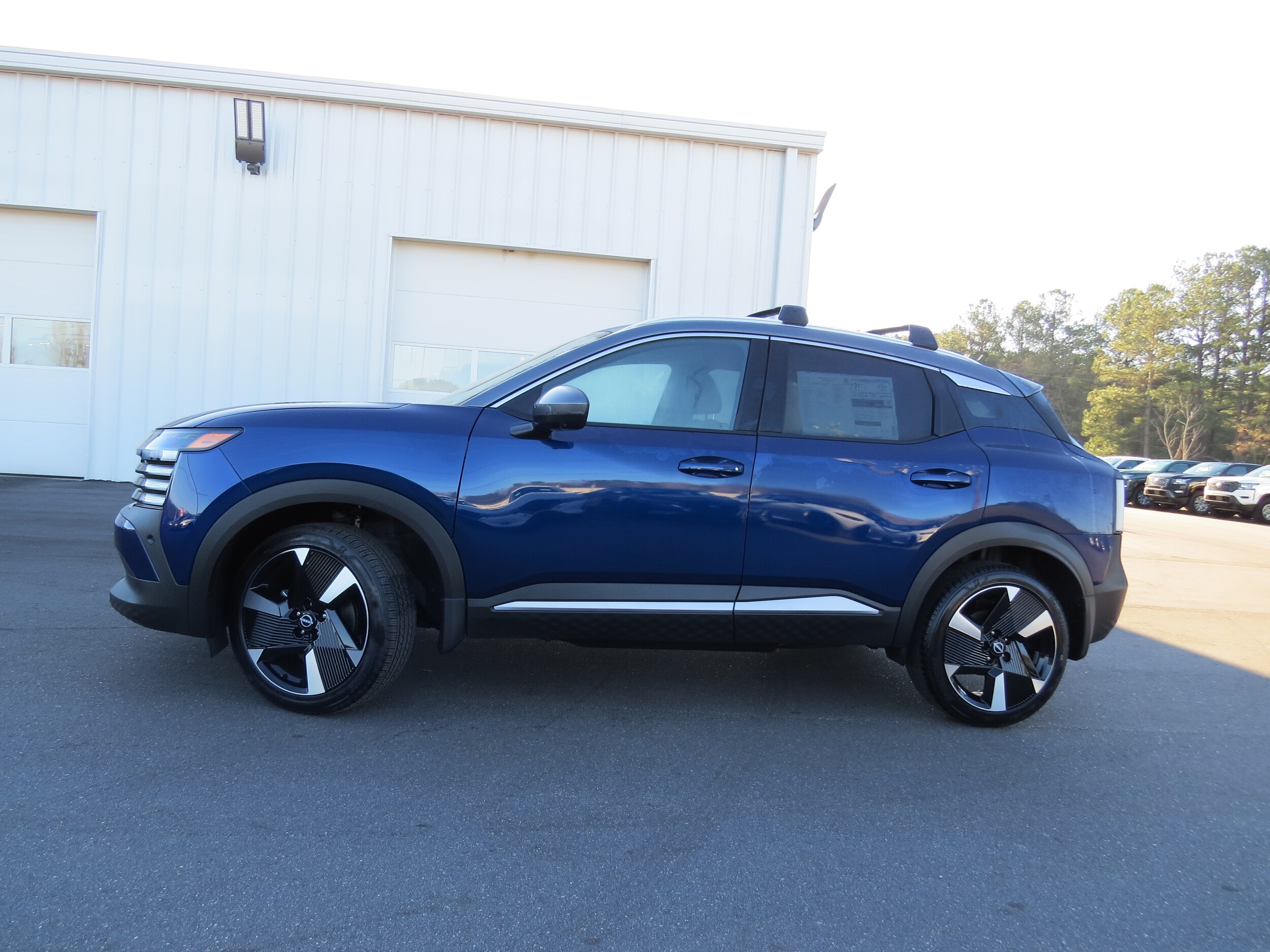 2025 Nissan Kicks SR photo 3