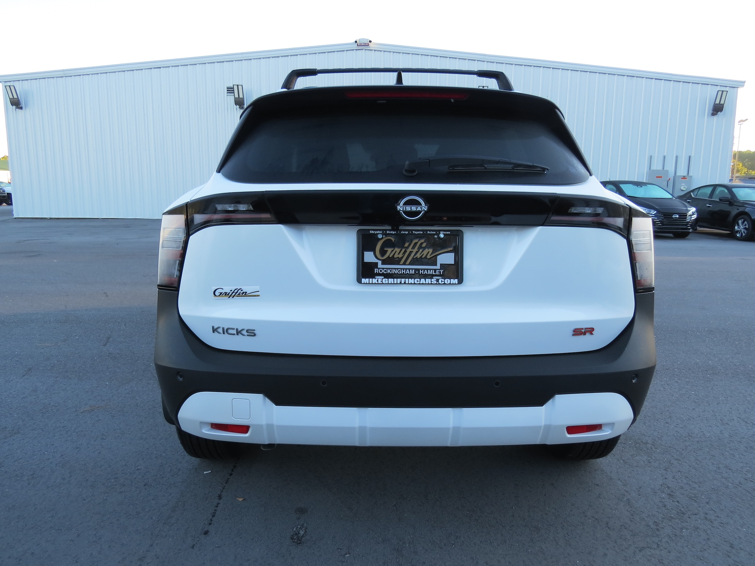2026 Nissan Kicks SR Aspen White Tricoat/Super Black at Griffin Nissan