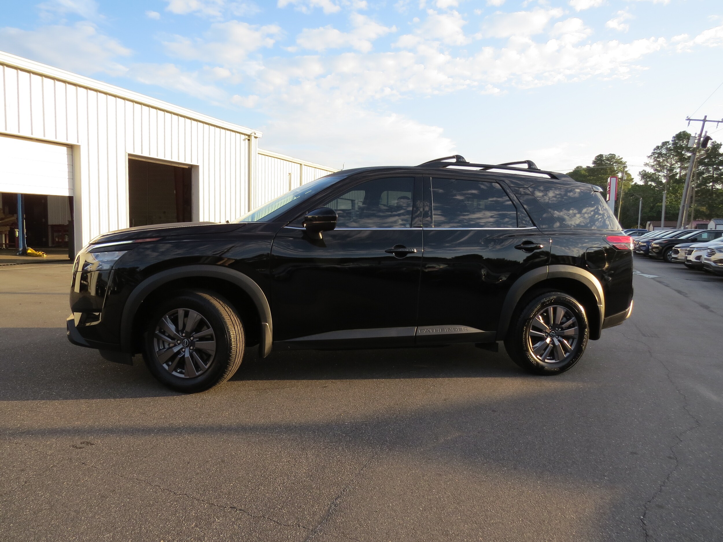 2024 Nissan Pathfinder SV photo 2