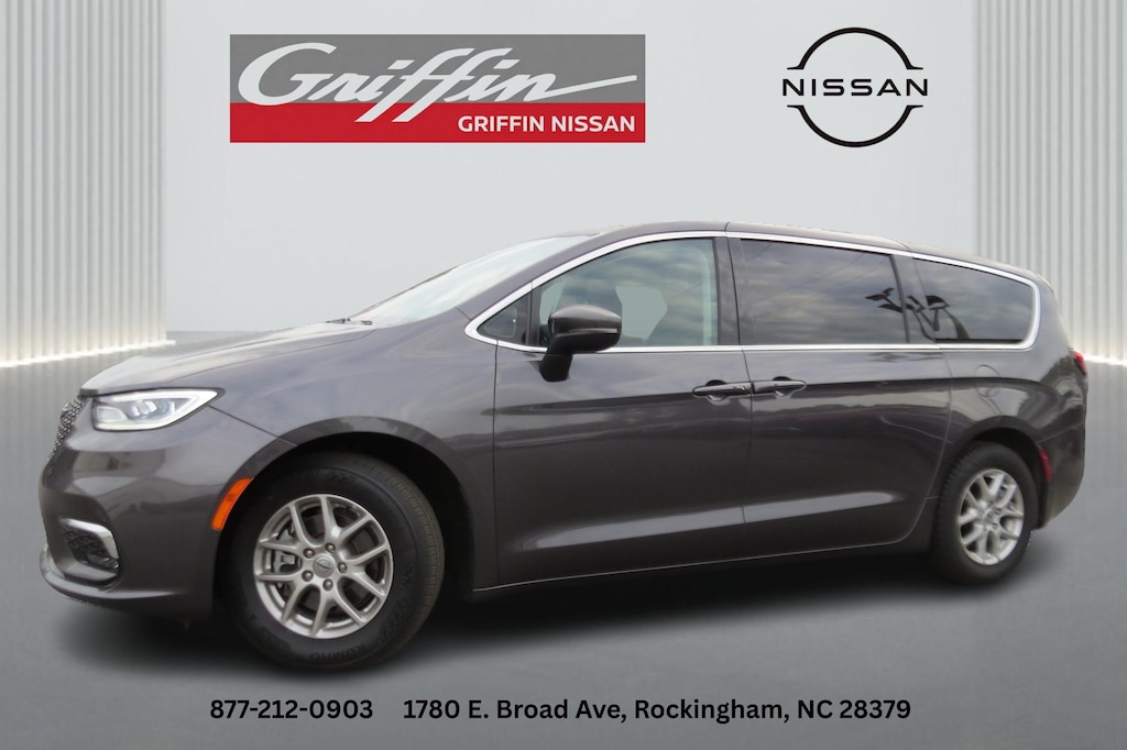Used 2023 Chrysler Pacifica Touring L Mini-van Passenger