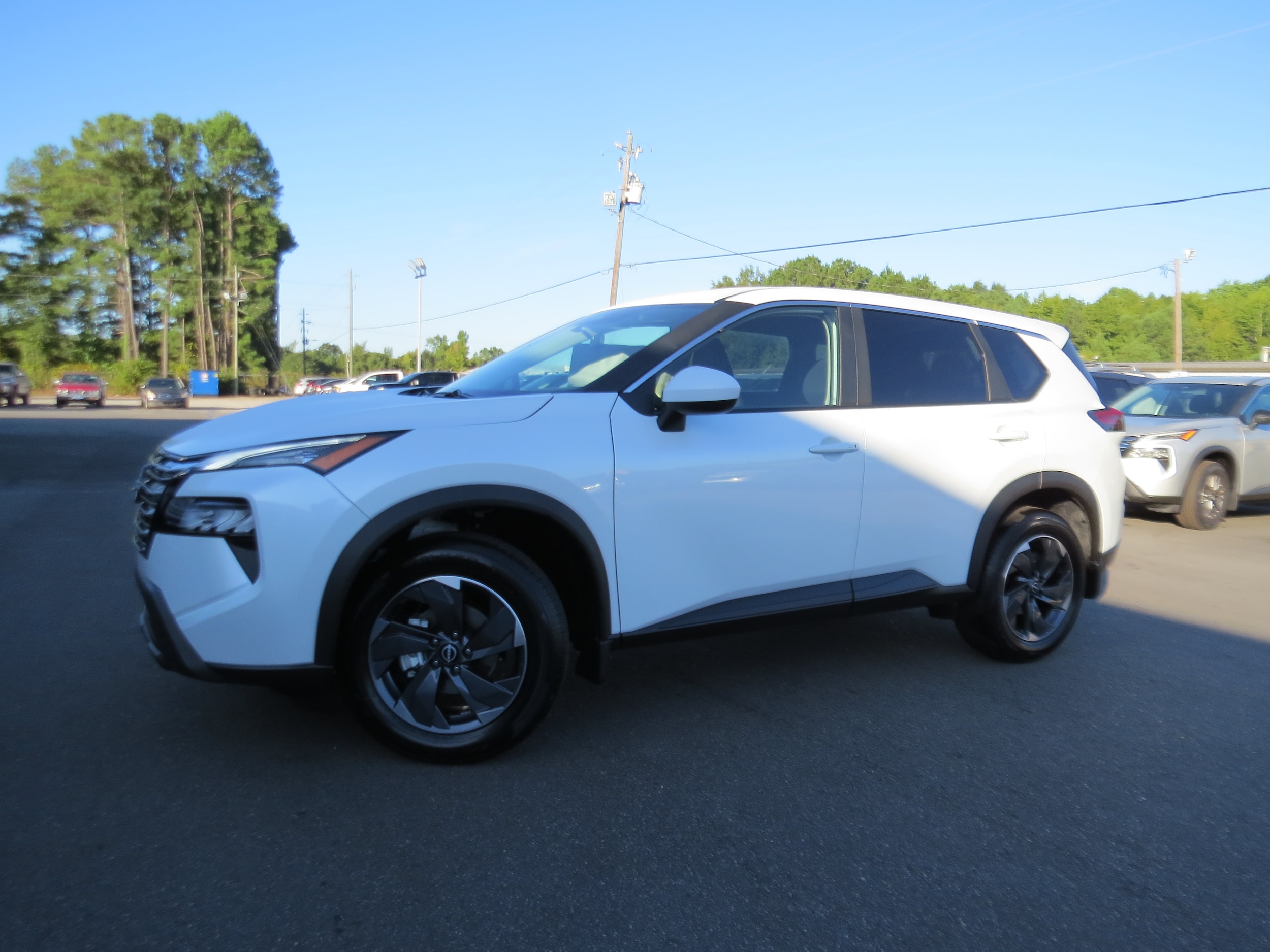 2026 Nissan Rogue SV Everest White Pearl Tricoat at Griffin Nissan