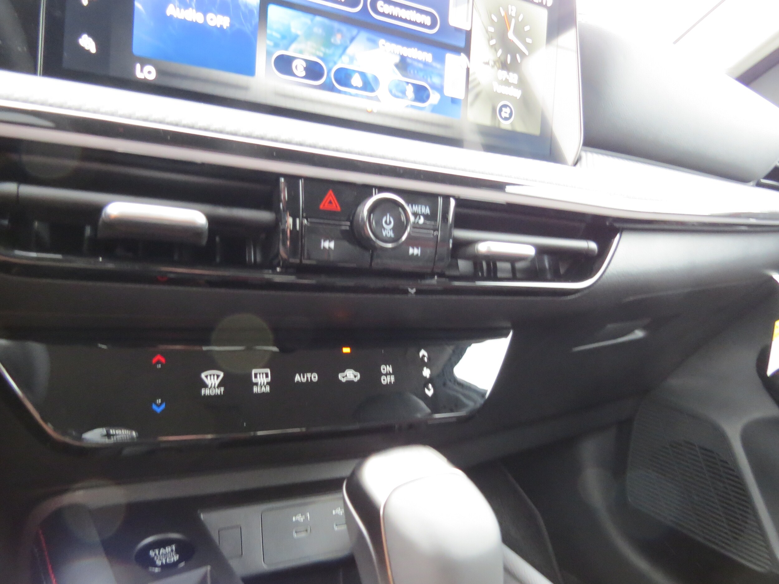 2025 Nissan Kicks SR Gun at Griffin Nissan