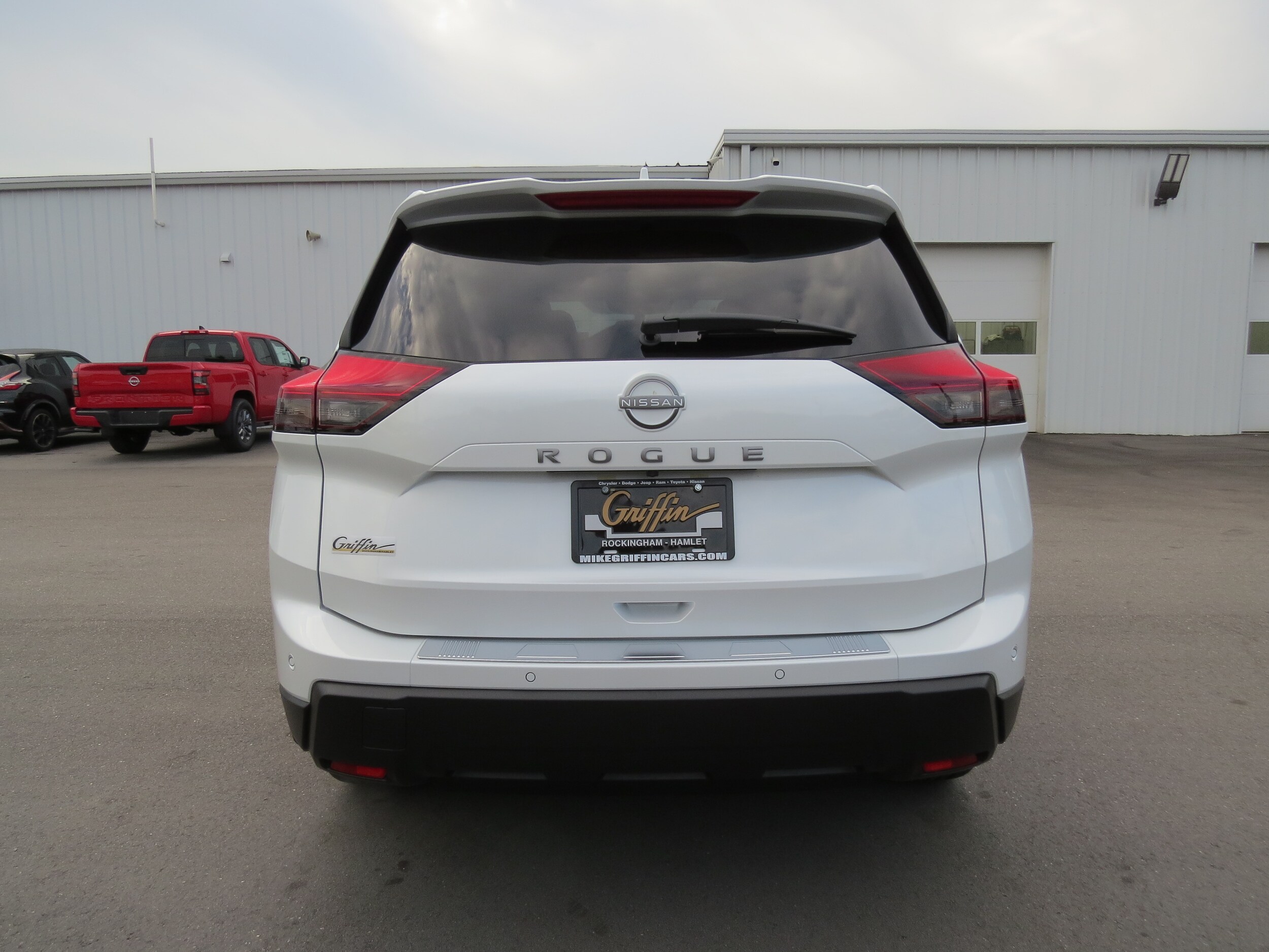 2026 Nissan Rogue SV Everest White Pearl Tricoat at Griffin Nissan