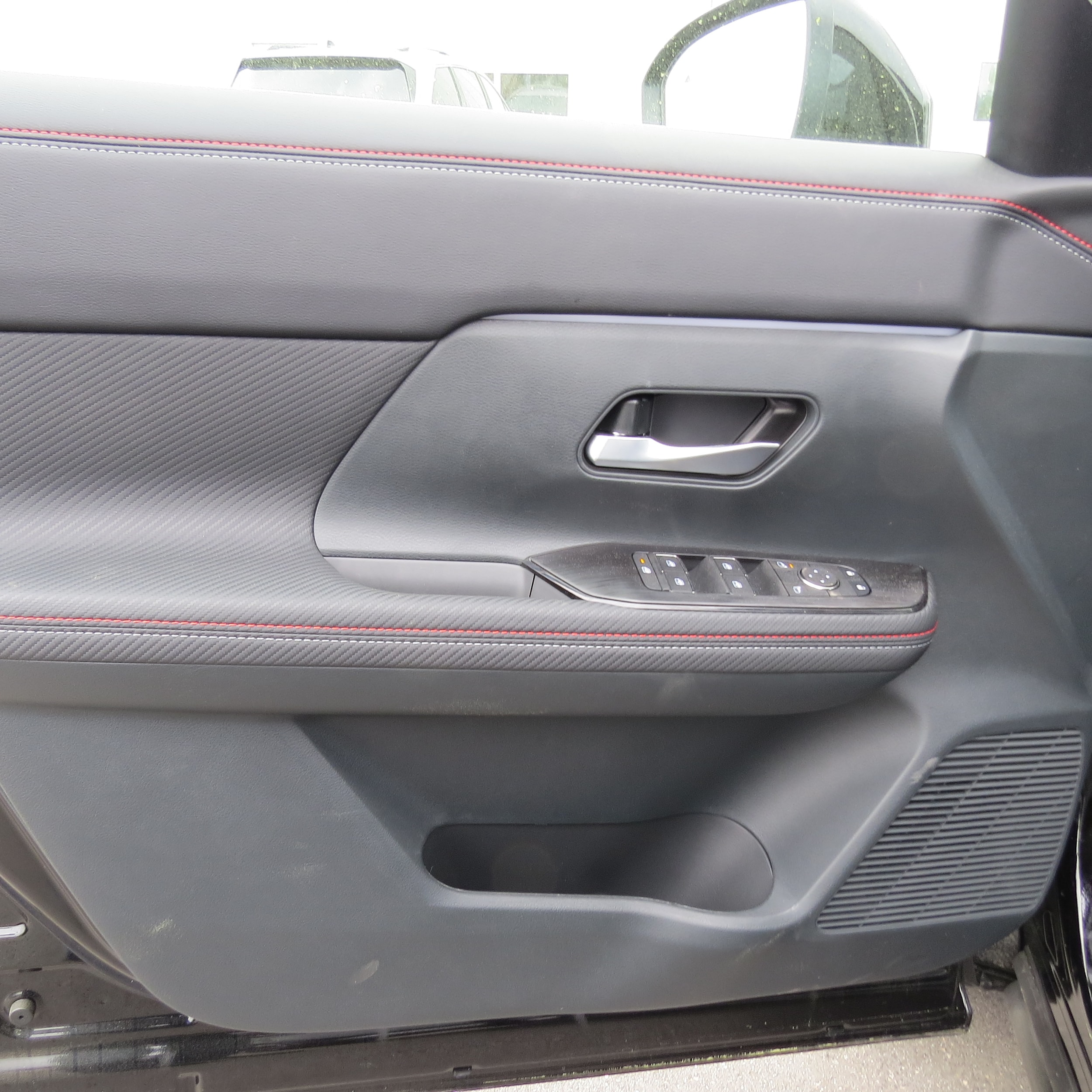 2025 Nissan Kicks SR - 11