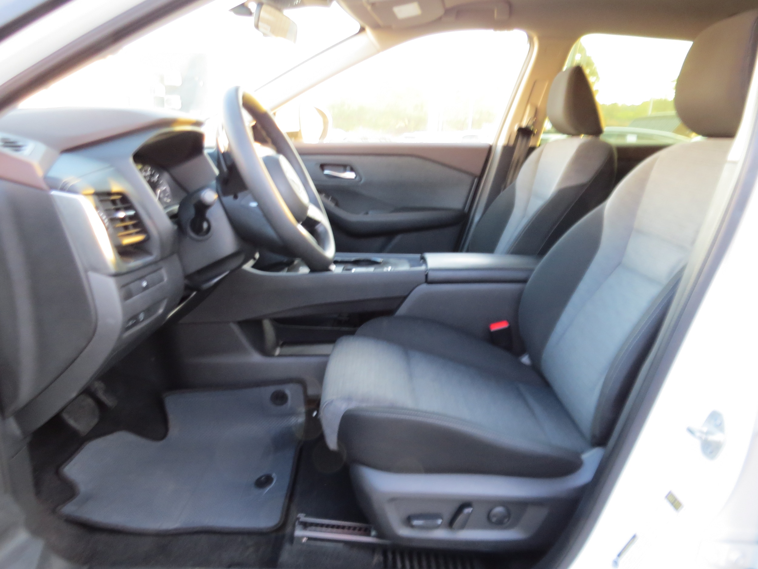 2023 Nissan Rogue SV Pearl White Tricoat at Griffin Nissan