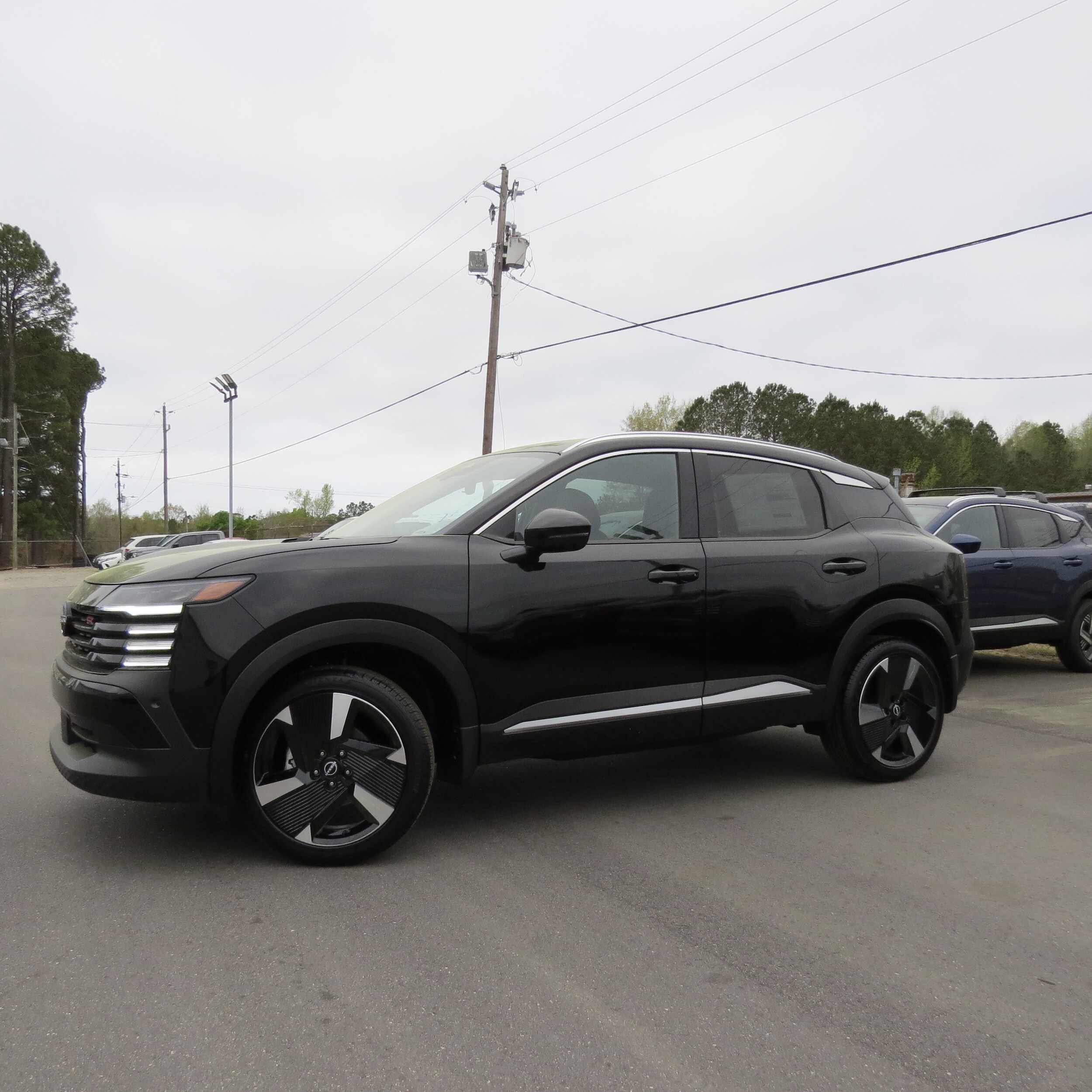 2025 Nissan Kicks SR photo 2