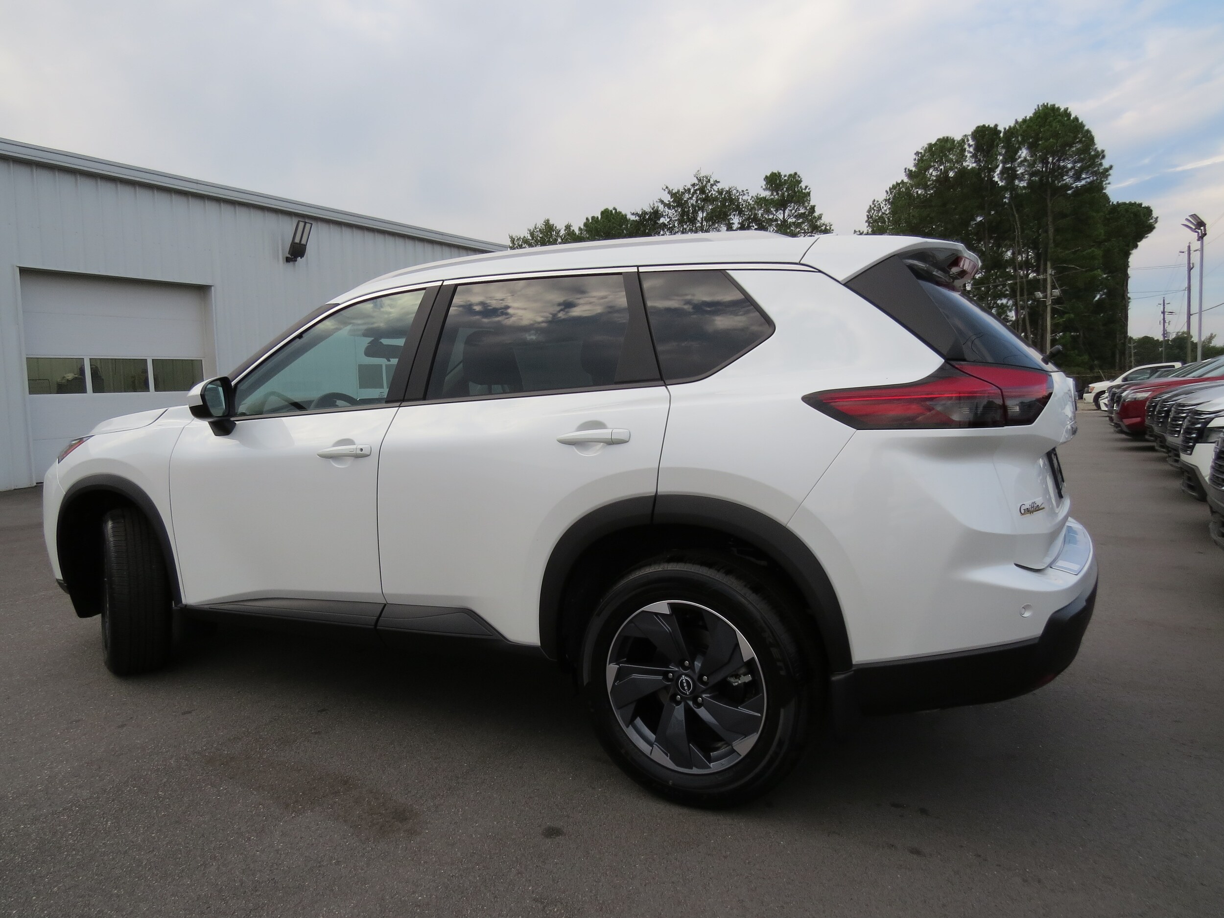 2026 Nissan Rogue SV Everest White Pearl Tricoat at Griffin Nissan