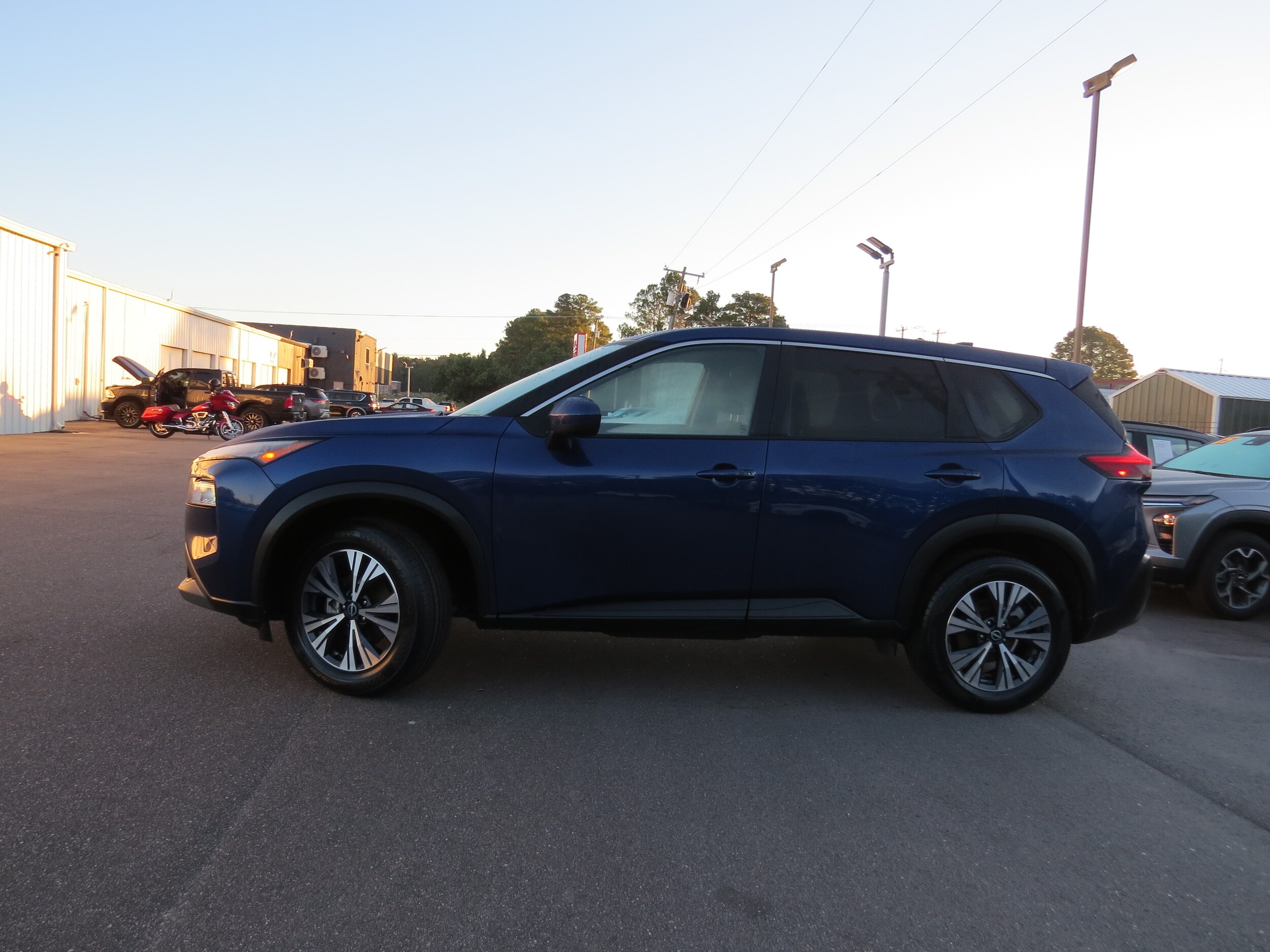 2023 Nissan Rogue SV photo 2