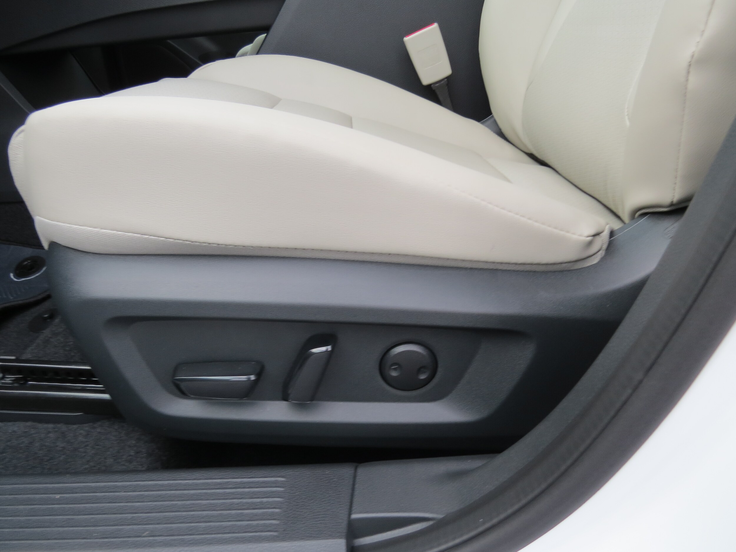 2026 Nissan Rogue SV Everest White Pearl Tricoat at Griffin Nissan